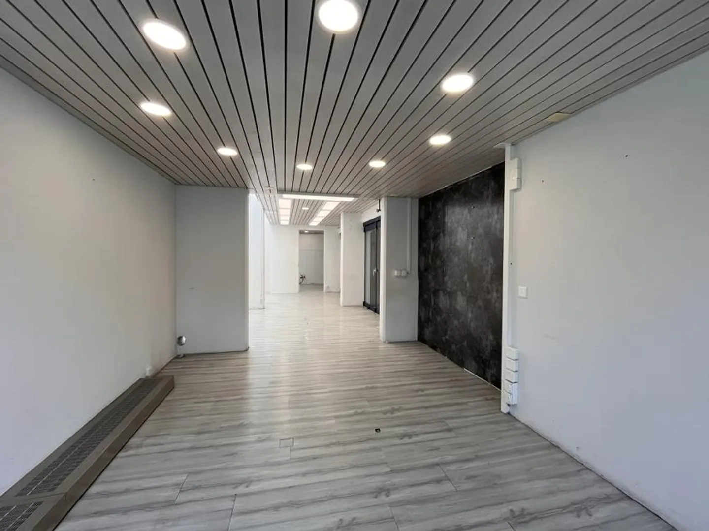 Retail space at Rathausquai directly on the Aare - Photo 3 of 10