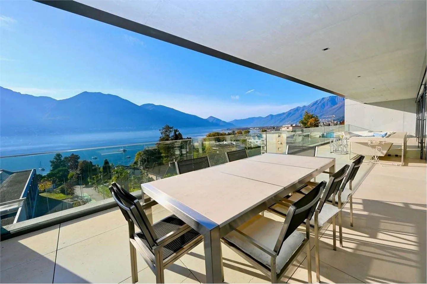 Beautiful 6.5-Room Penthouse with Lake View in Minusio - Photo 1 of 6