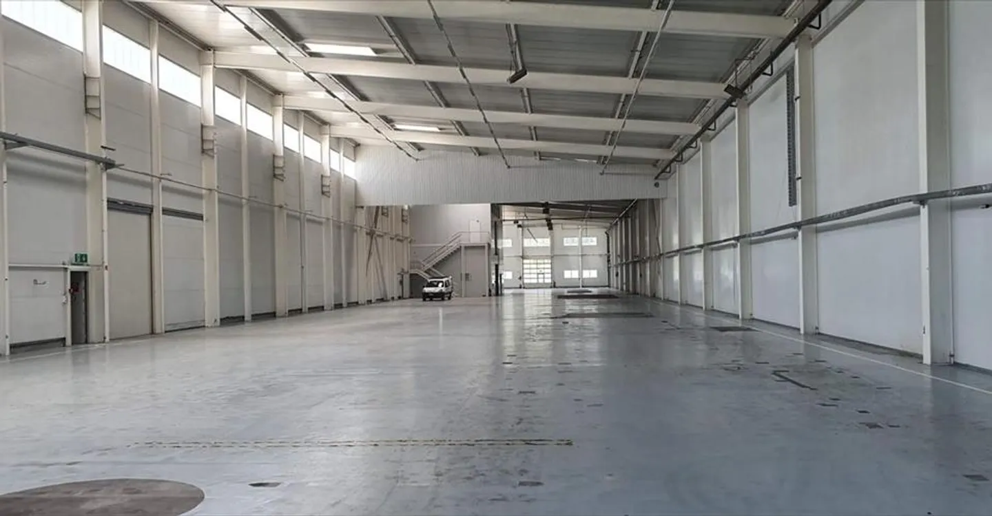 Mixed-use building for rent - Photo 2 of 11