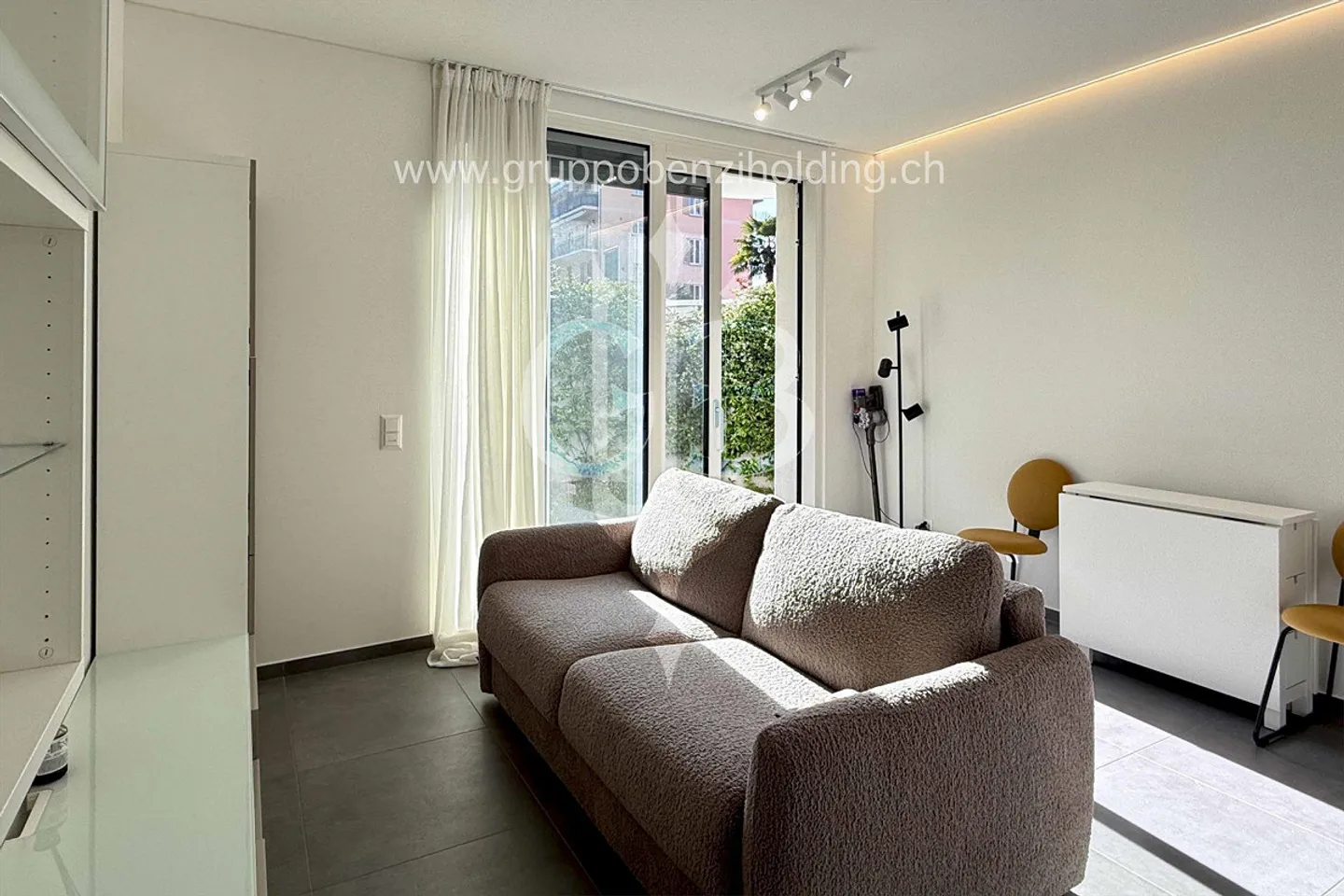 Modern Apartment with Garden - Photo 8 of 14