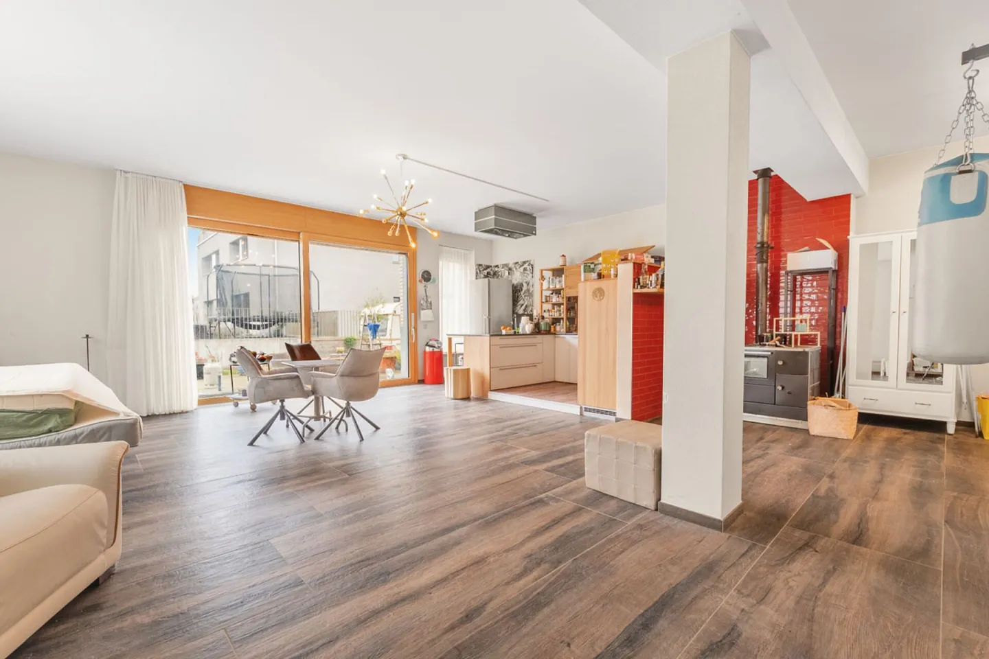 Central House - 8.5 Room Single-Family Home in the Heart of Bremgarten - Photo 5 of 14