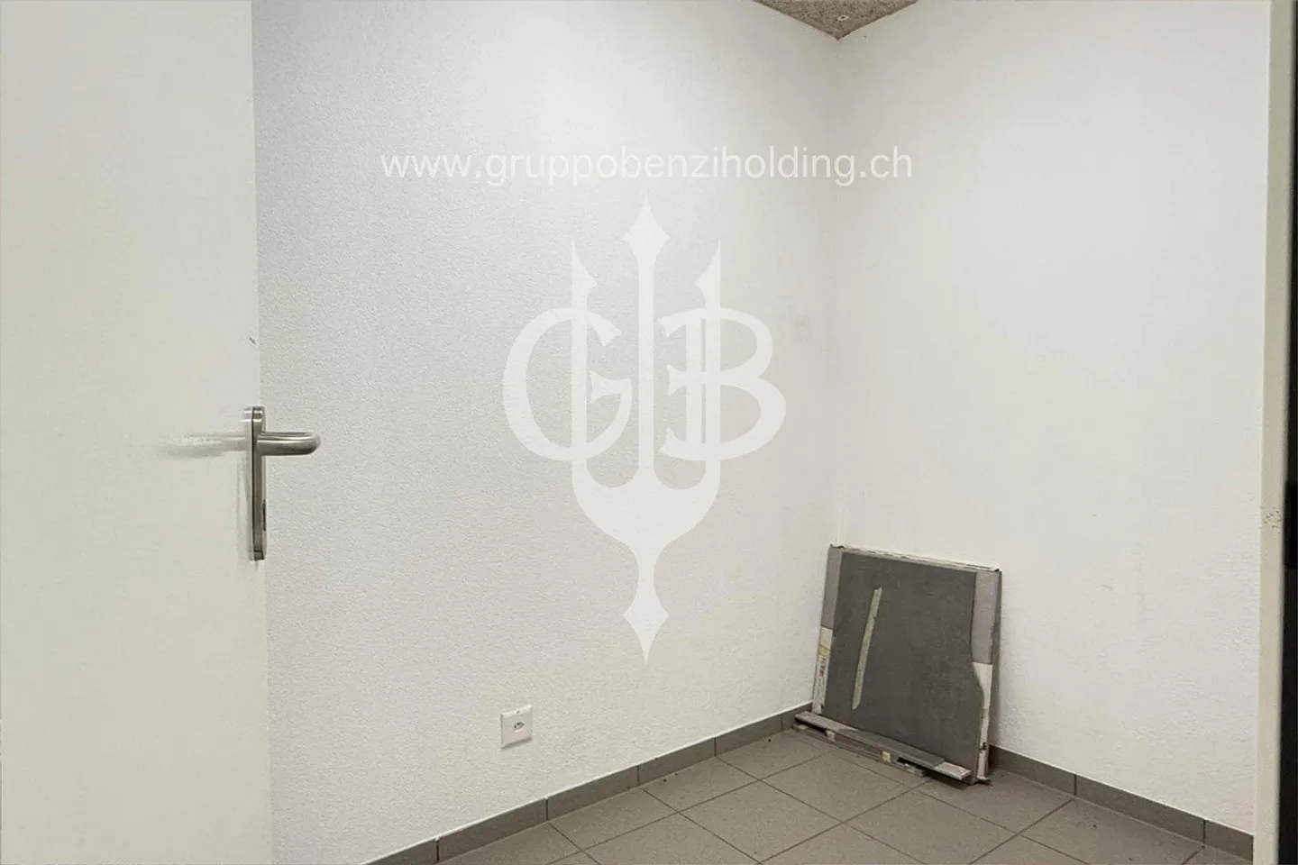 Modern Apartment with Garden - Photo 12 of 14