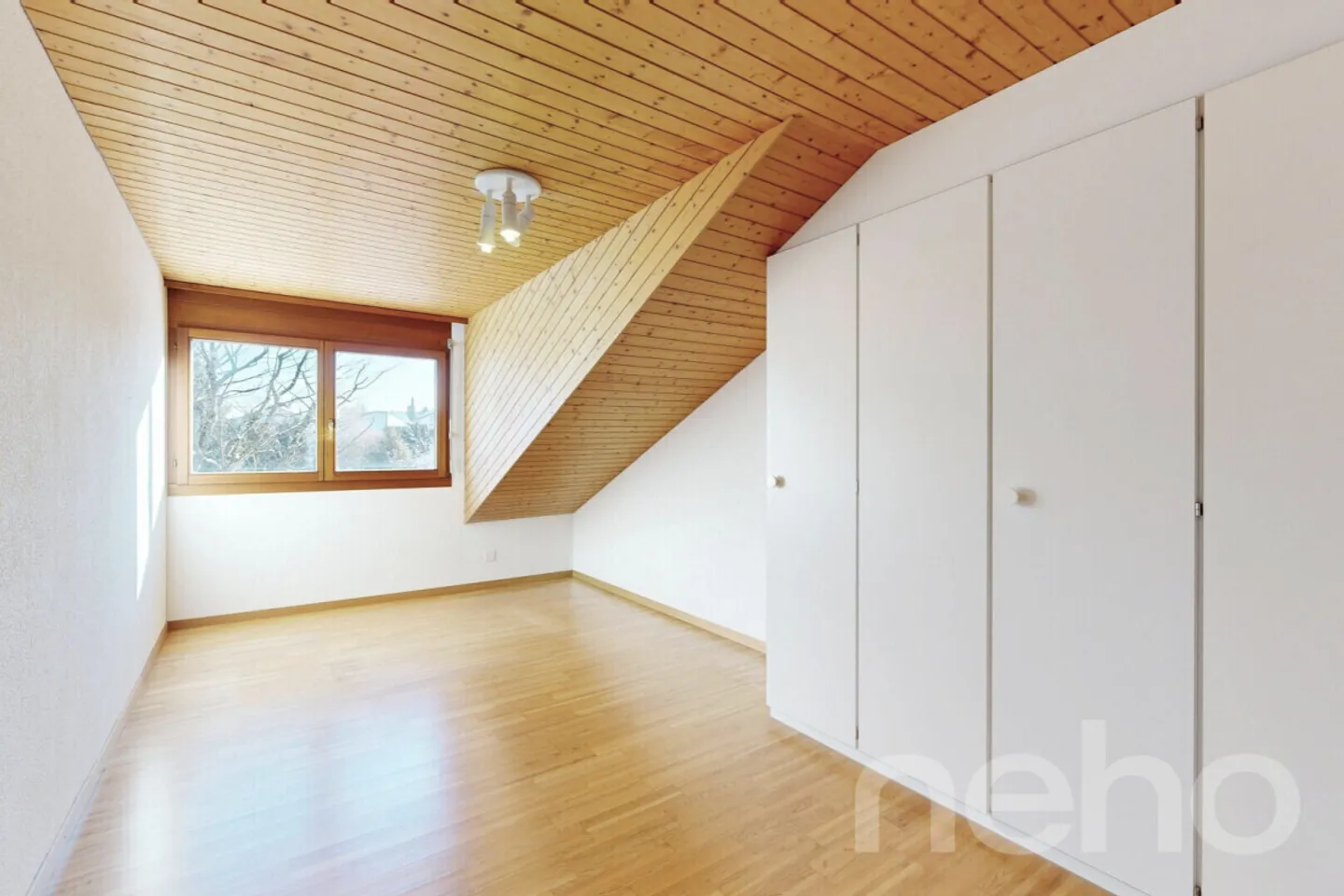 Spacious Family Home with Garden - Photo 9 of 12