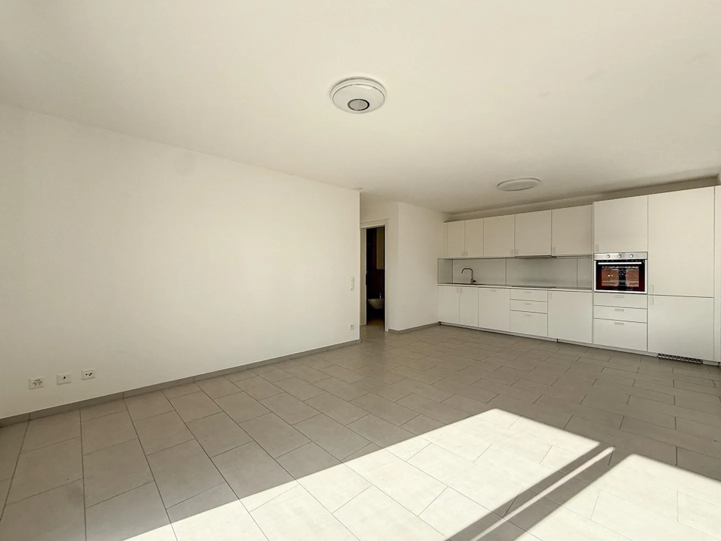 Modernes 2,5-Zimmer-Apartment mit Garten in Vernate - Foto 2 von 6