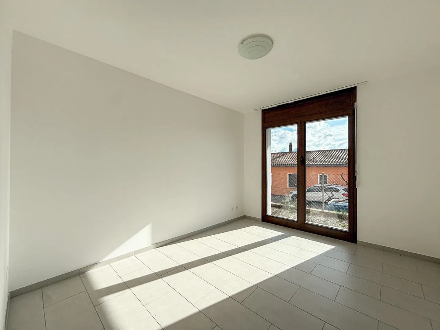 Modernes 2,5-Zimmer-Apartment mit Garten in Vernate - Foto 3 von 6