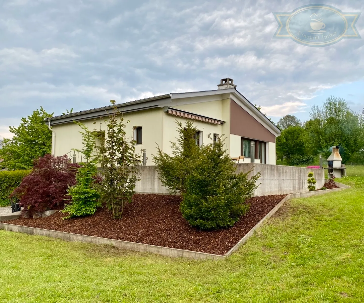 Casa con grande giardino privato e terrazza a Coeuve - Foto 1 di 12