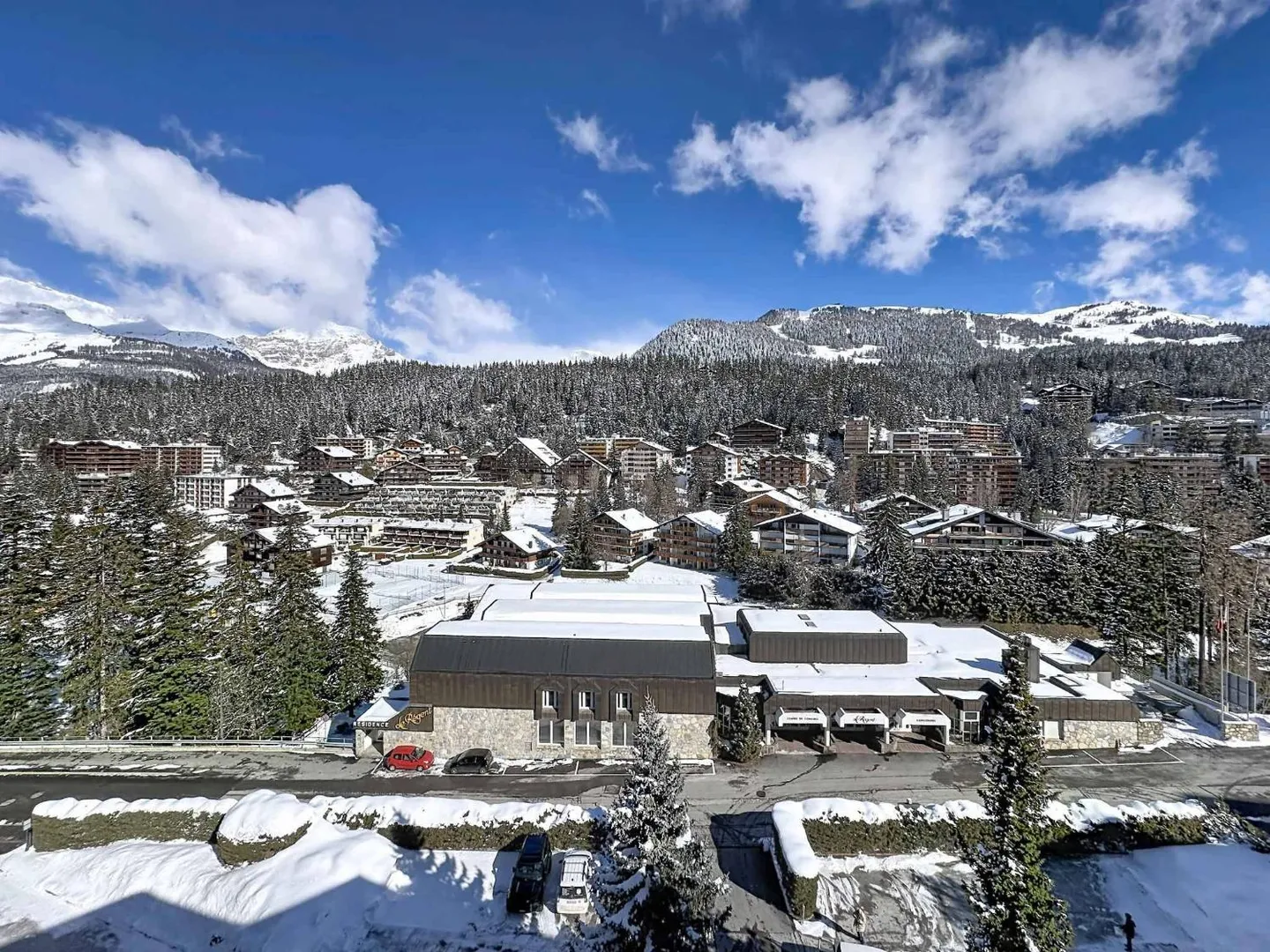 Luxury Apartment with Golf View - Photo 11 of 13