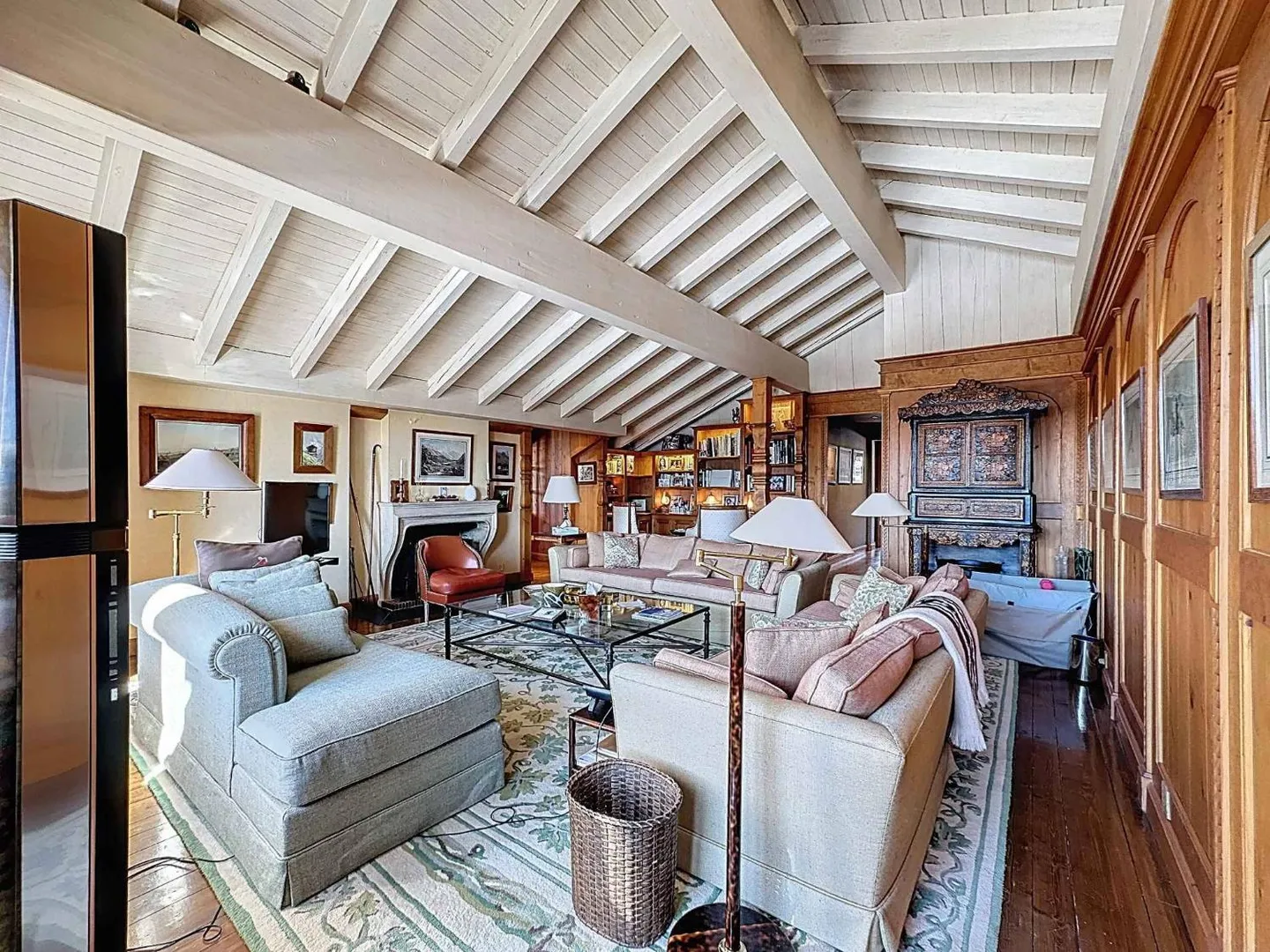 Luxury Apartment with Golf View - Photo 6 of 13