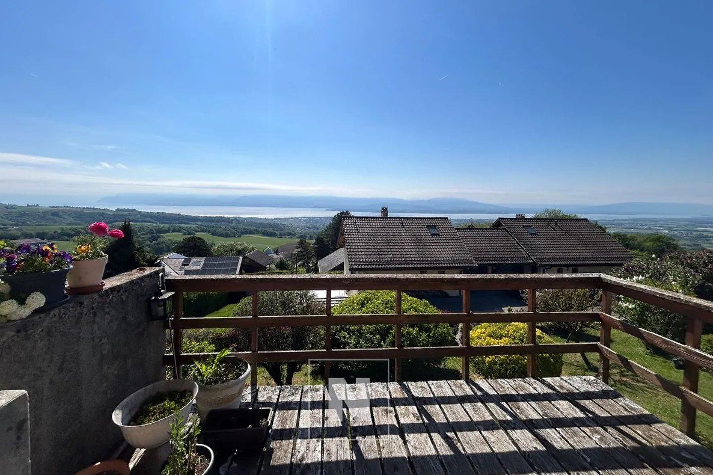 Incantevole casa a schiera con giardino e vista libera ad Arzier-Le Muids - Foto 2 di 13