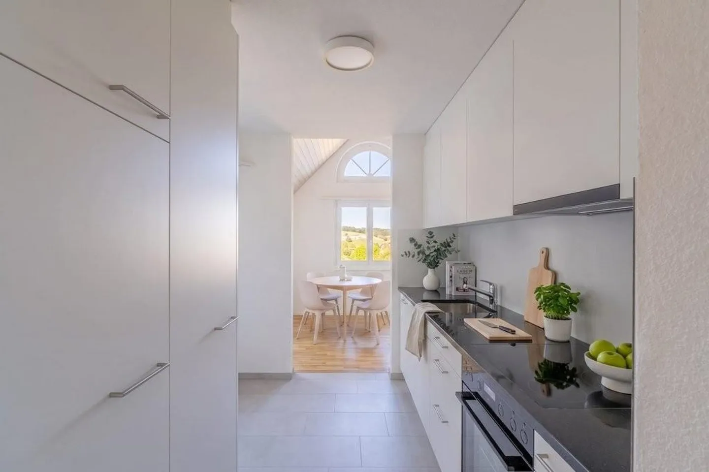 Appartement rénové de haute qualité dans un quartier résidentiel agréable - Photo 3 sur 12