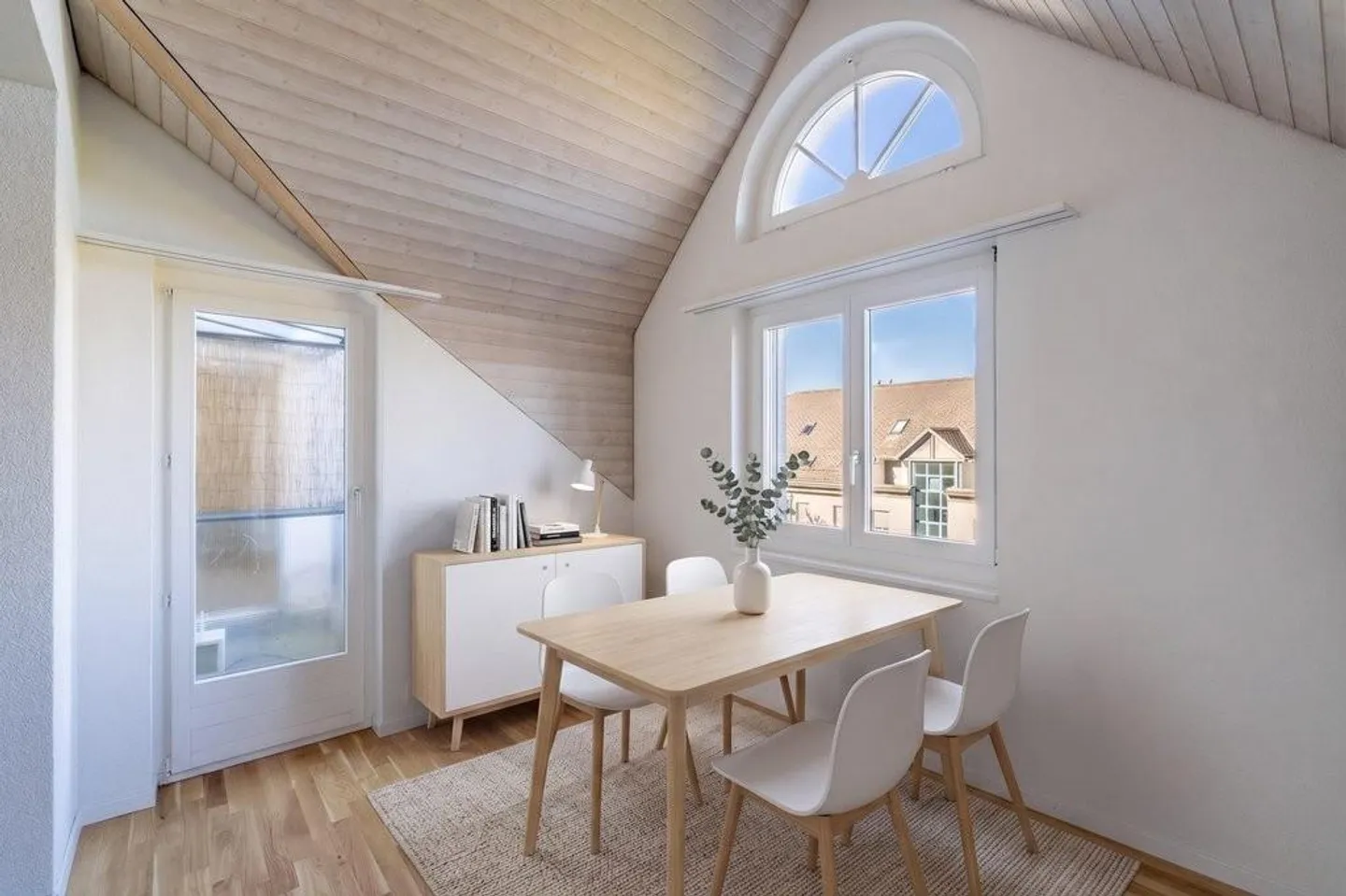 Appartement rénové de haute qualité dans un quartier résidentiel agréable - Photo 5 sur 12