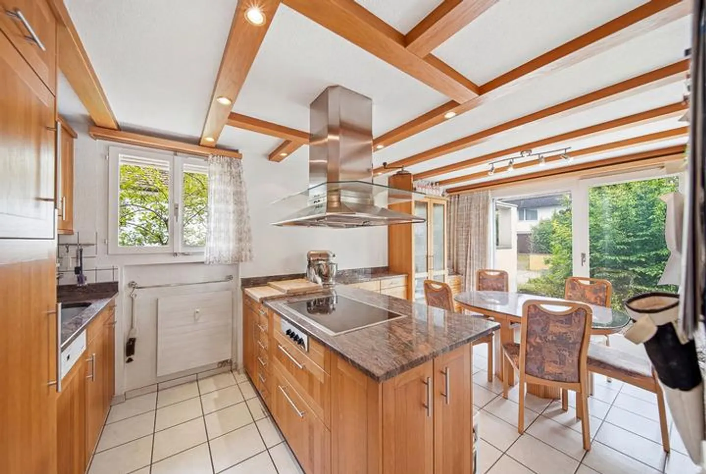 Maison individuelle de 5,5 pièces avec beaucoup d'espace extérieur - Photo 3 sur 8