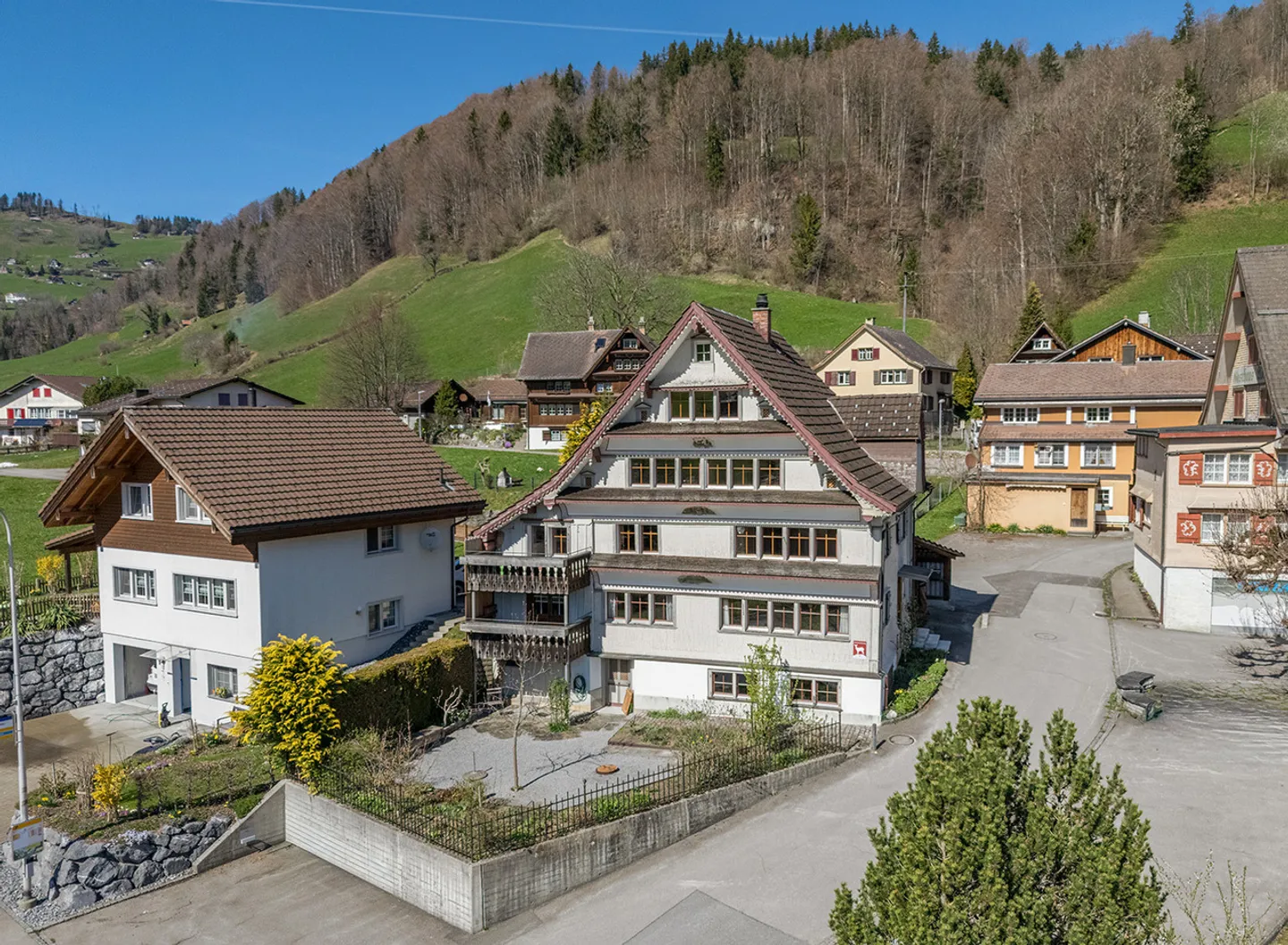 Charmantes Zweifamilienhaus - Foto 1 von 9