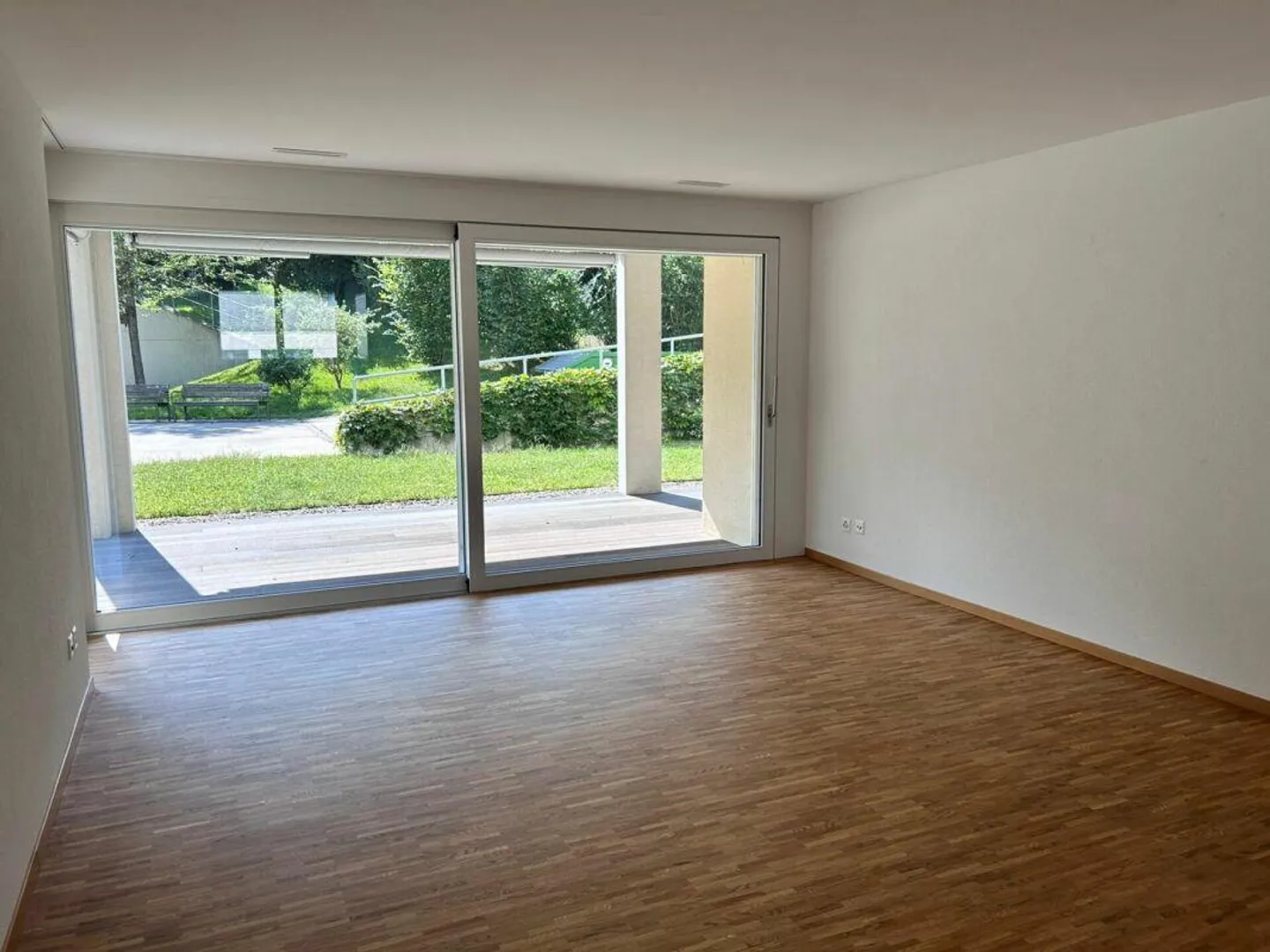 Appartement moderne de 2,5 pièces avec terrasse au rez-de-chaussée - Belp - Photo 2 sur 7