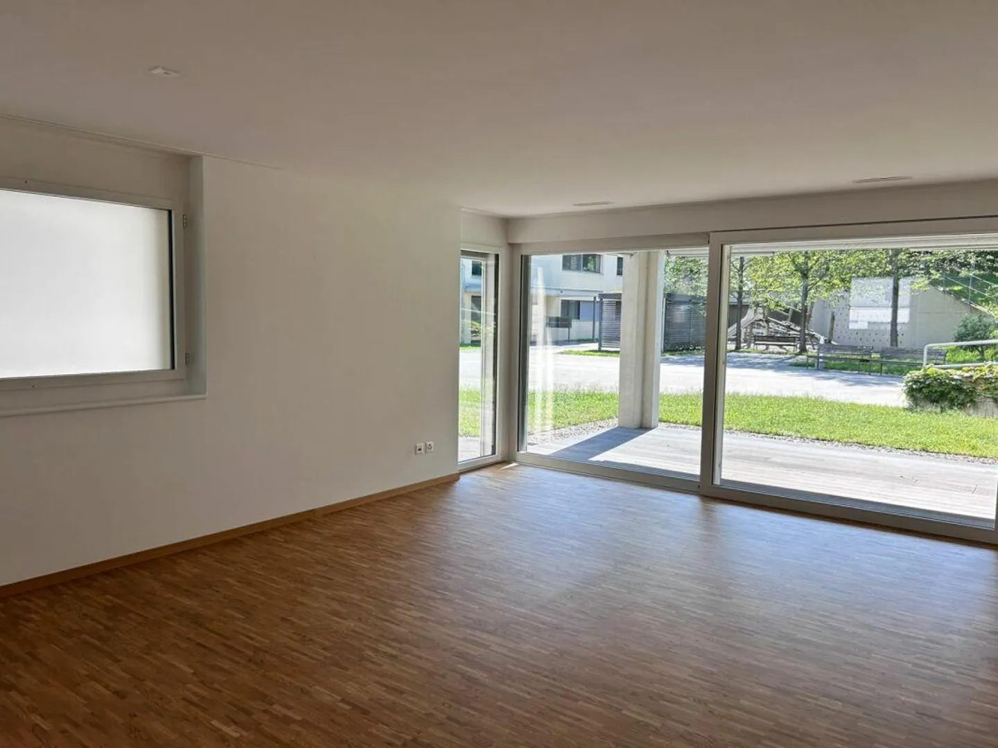 Appartement moderne de 2,5 pièces avec terrasse au rez-de-chaussée - Belp - Photo 3 sur 7