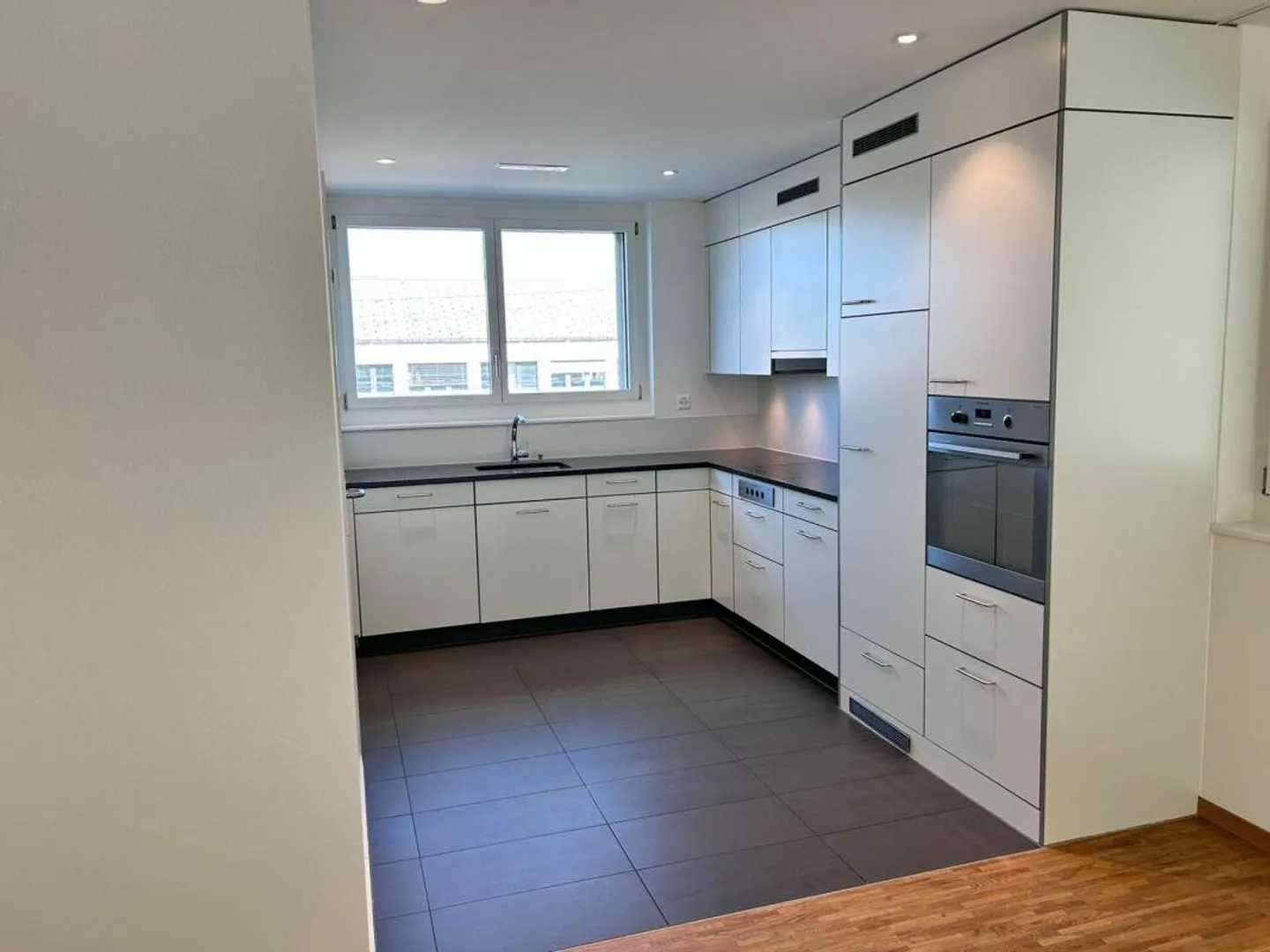 Appartement moderne de 2,5 pièces avec terrasse au rez-de-chaussée - Belp - Photo 4 sur 7