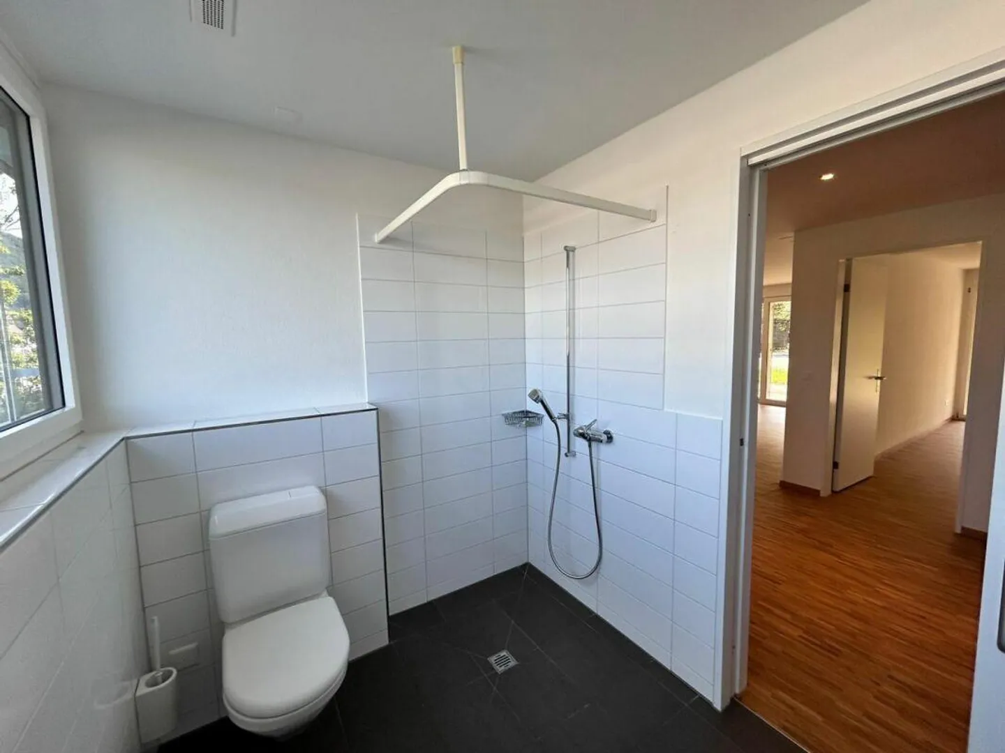 Appartement moderne de 2,5 pièces avec terrasse au rez-de-chaussée - Belp - Photo 5 sur 7