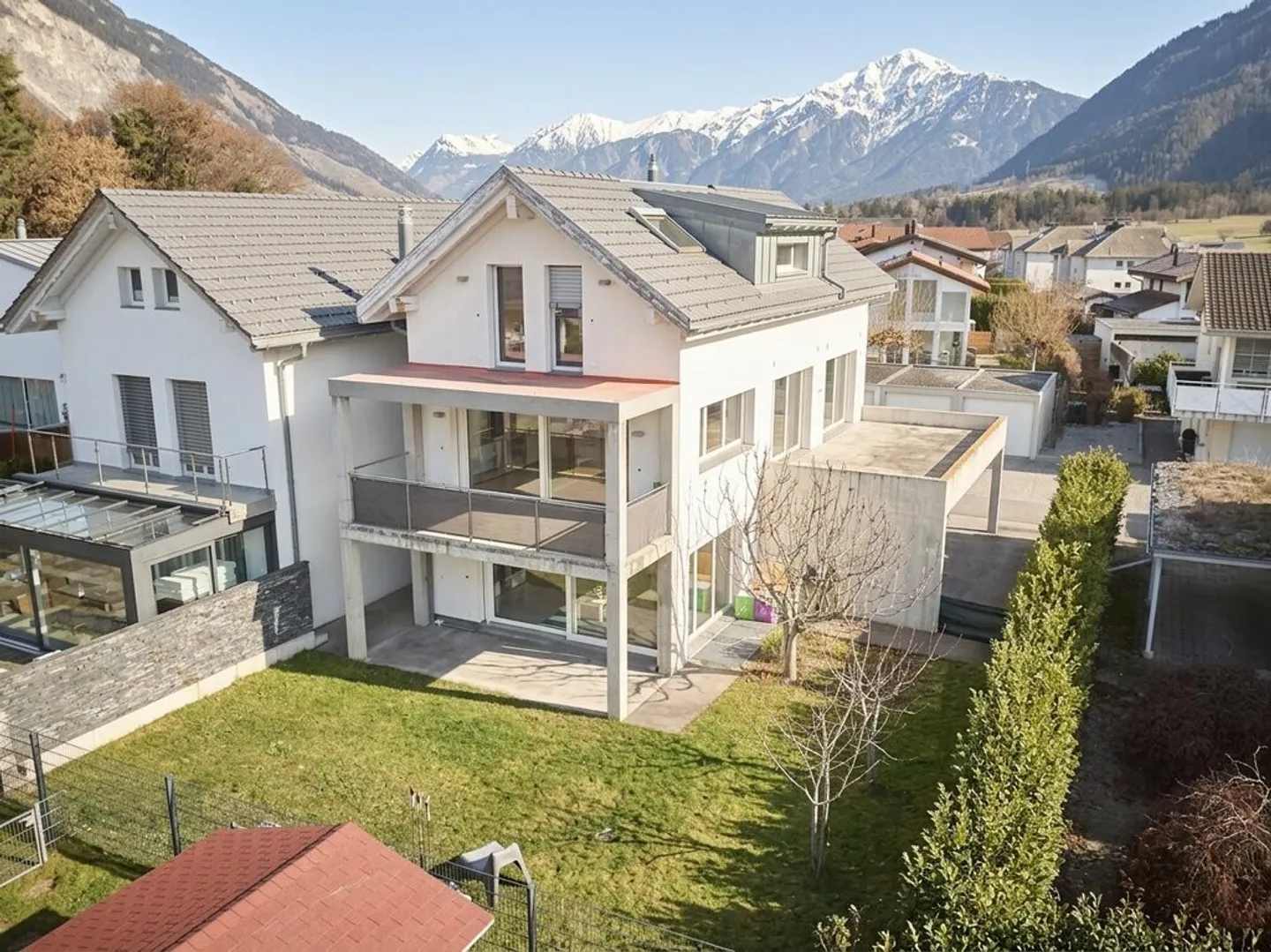 Ampia casa unifamiliare con appartamento - Foto 1 di 12