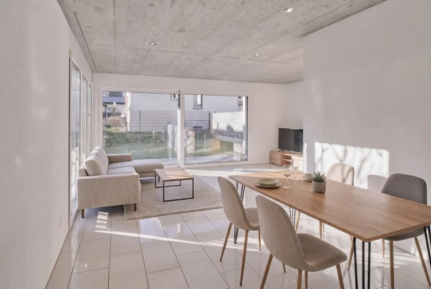 Ampia casa unifamiliare con appartamento - Foto 2 di 12