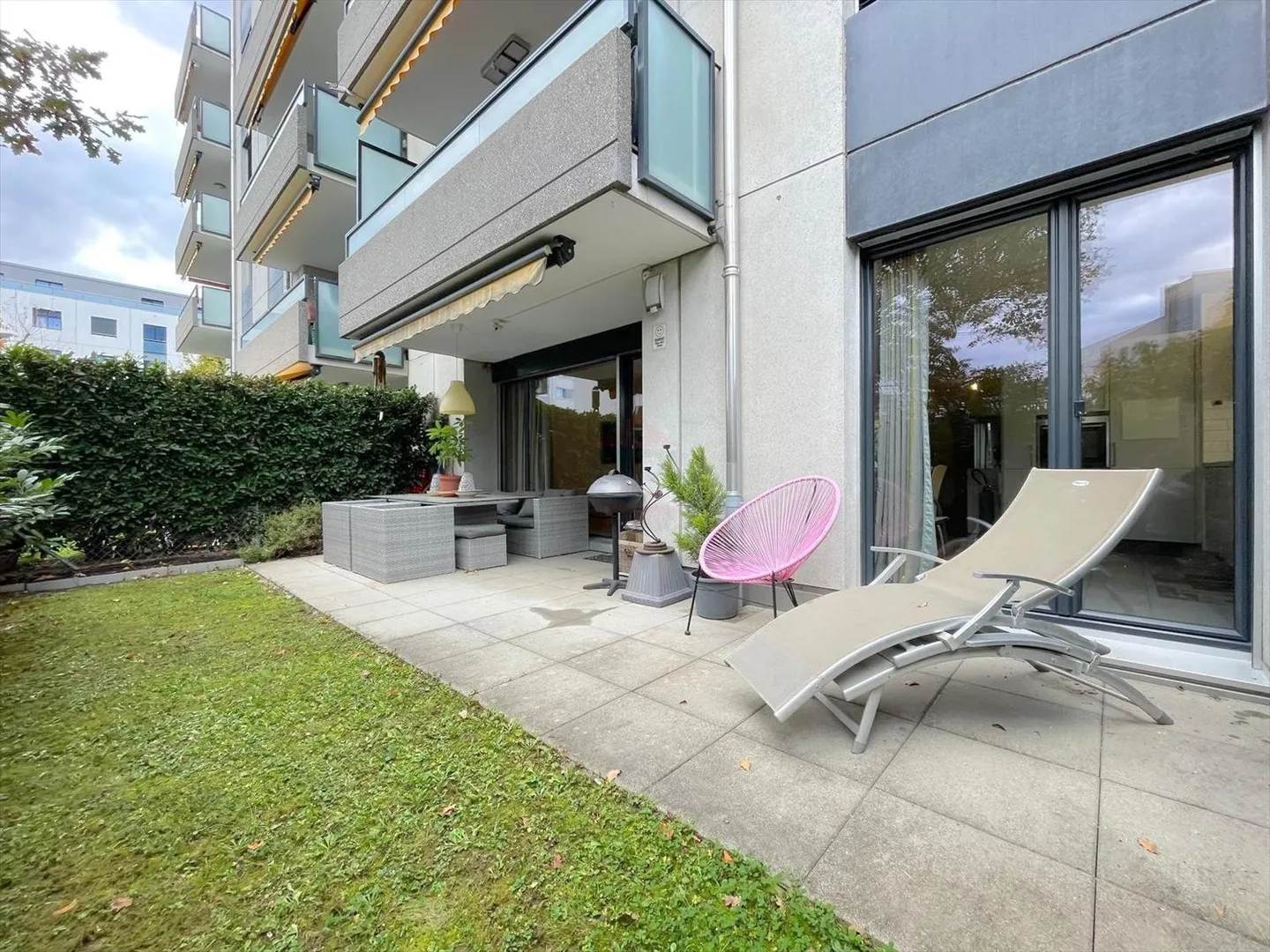 ELEVATED 4-ROOM APARTMENT WITH TERRACE IN A QUIET LOCATION IN VERNIER - Photo 1 of 7