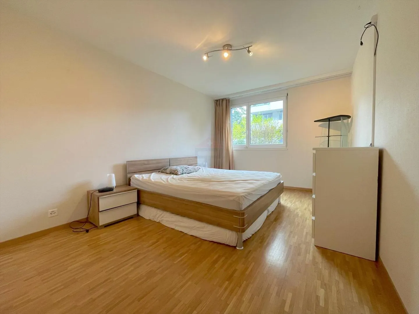 ELEVATED 4-ROOM APARTMENT WITH TERRACE IN A QUIET LOCATION IN VERNIER - Photo 4 of 7