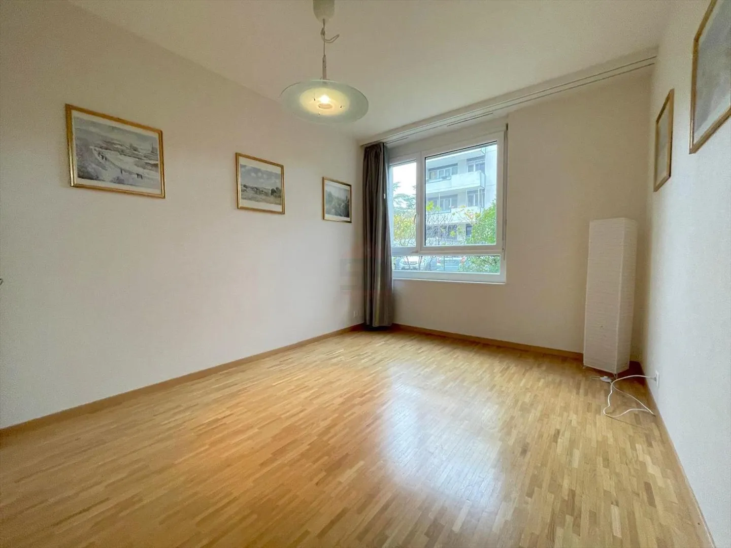 ELEVATED 4-ROOM APARTMENT WITH TERRACE IN A QUIET LOCATION IN VERNIER - Photo 6 of 7