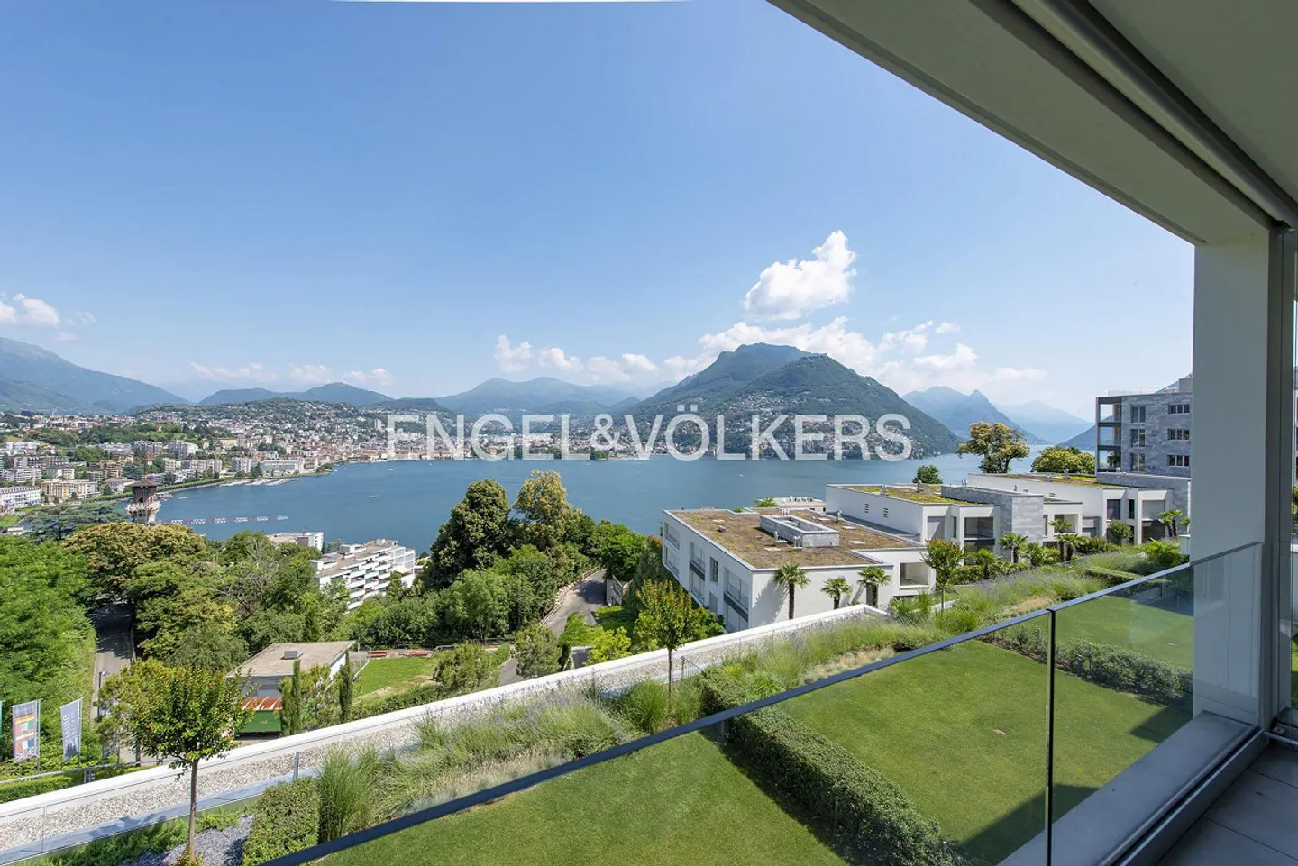 Stile e design con vista mozzafiato sul lago - Foto 1 di 10