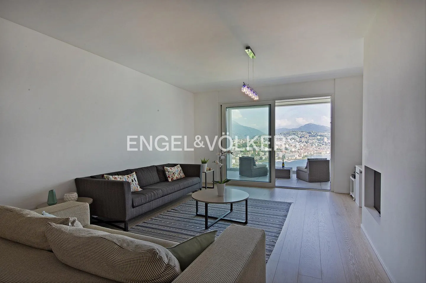 Stile e design con vista mozzafiato sul lago - Foto 3 di 10