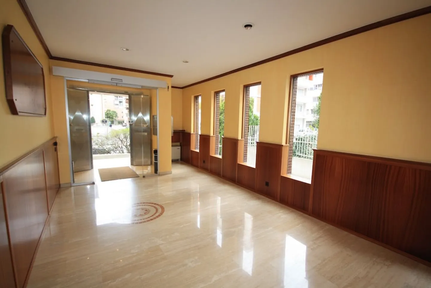 Offices from approx. 190 m² to approx. 600 m² in a high-standard building with parking spaces - Photo 3 of 13