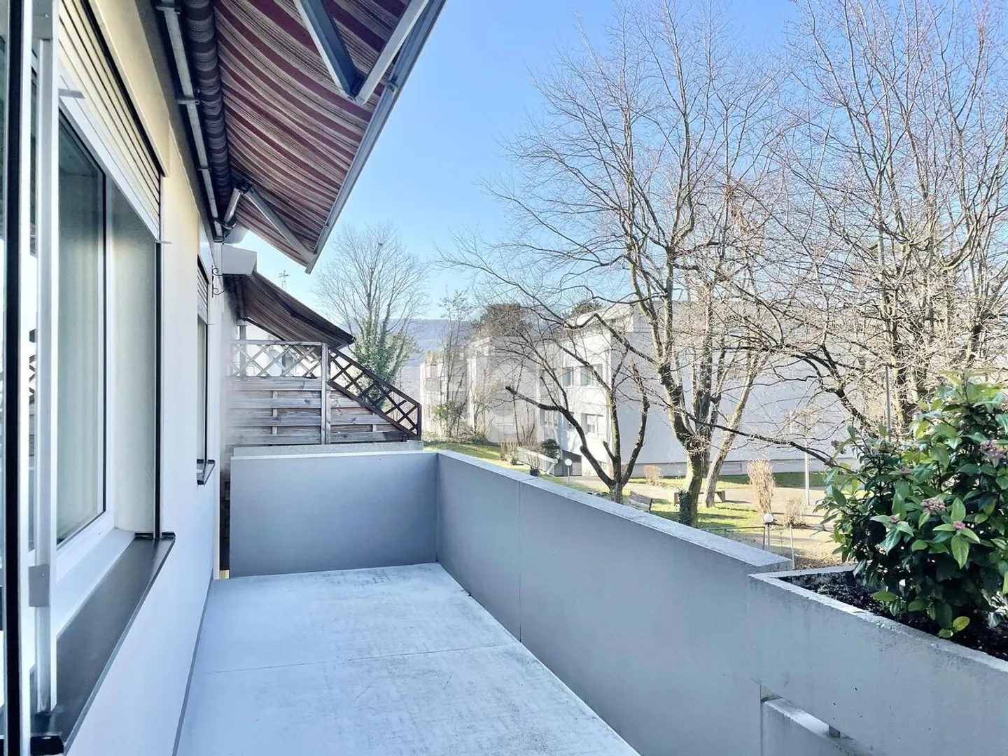 RÉNOVÉ RÉCEMMENT, AVEC UN GRAND BALCON, DANS UN BON EMPLACEMENT - Photo 1 sur 6