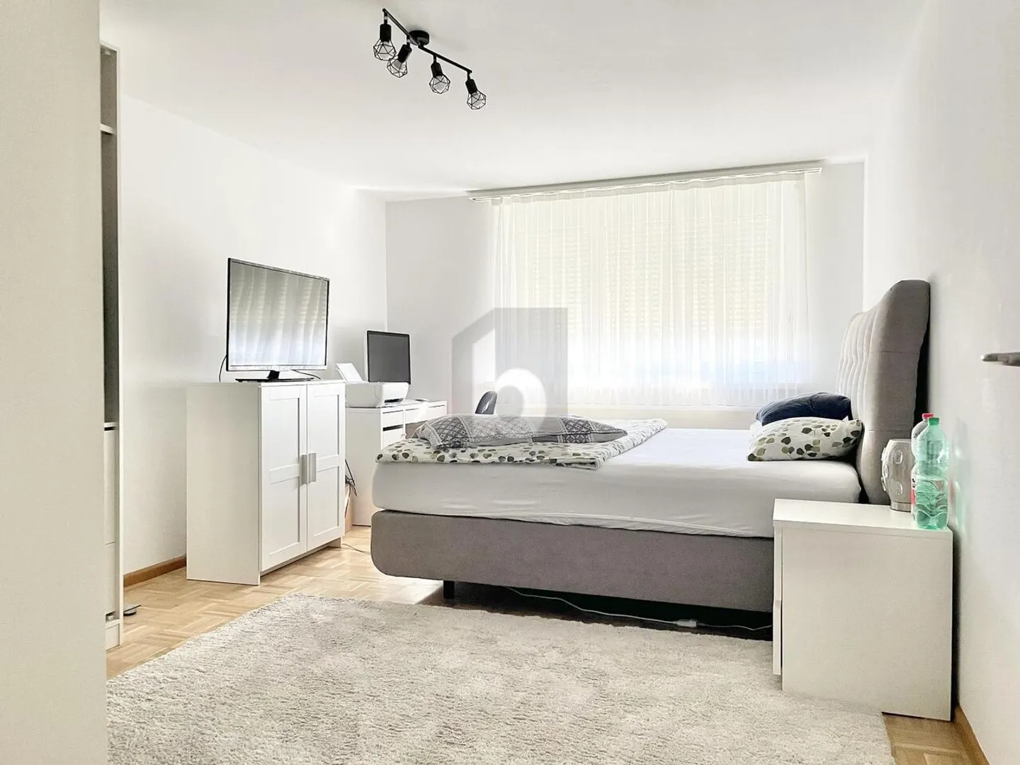 RÉNOVÉ RÉCEMMENT, AVEC UN GRAND BALCON, DANS UN BON EMPLACEMENT - Photo 3 sur 6