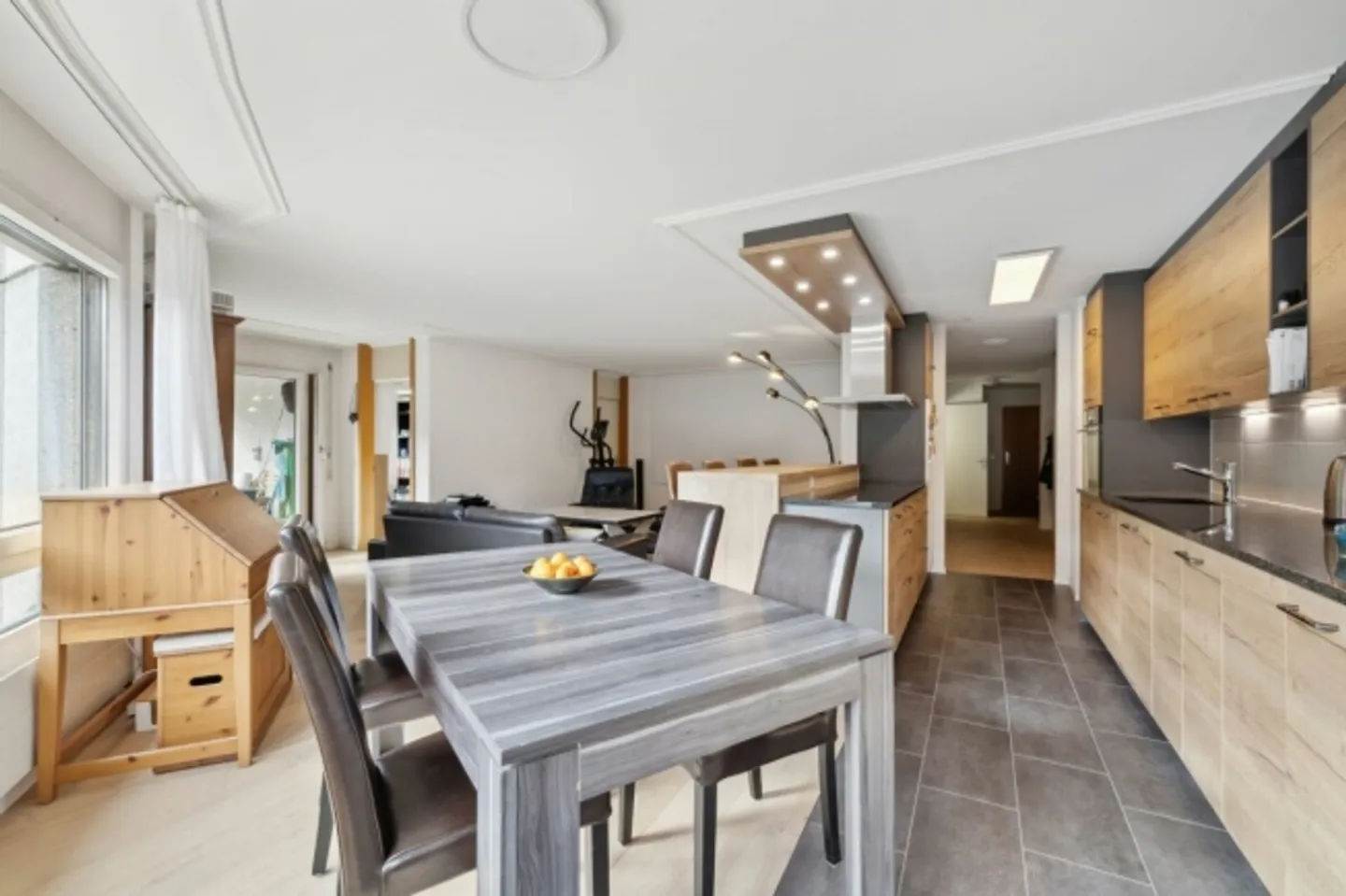 Vivere in città: appartamento di 3,5 stanze vicino alla stazione ferroviaria di Friburgo - Foto 3 di 13