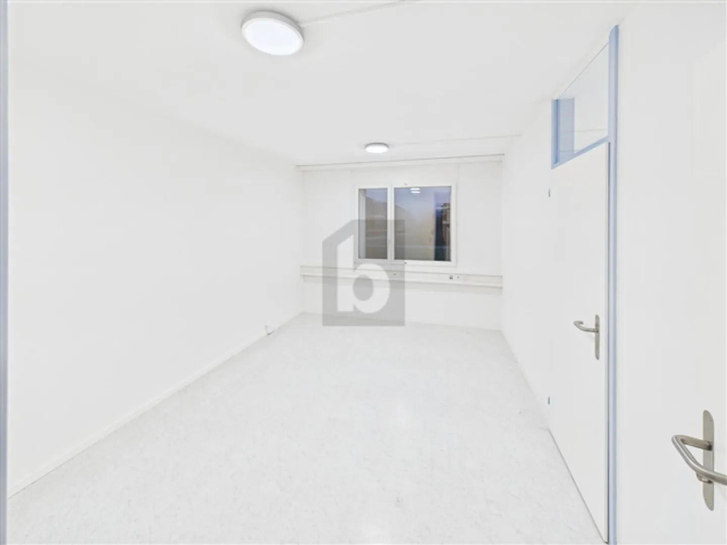 CENTRALLY LOCATED AND WELL EQUIPPED - Photo 5 of 6