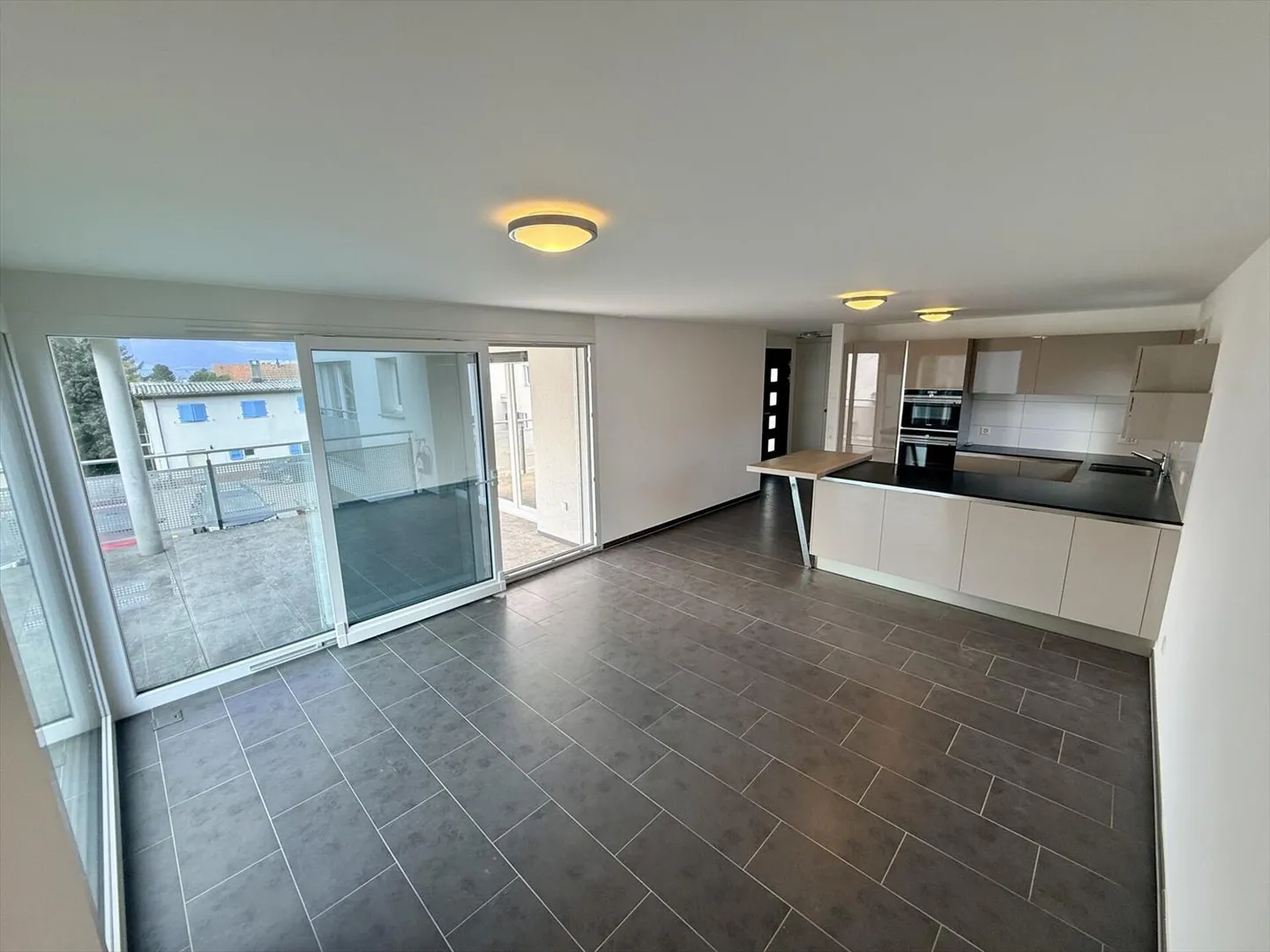 Charming 4.5-room apartment with balcony and lake view - Photo 1 of 7