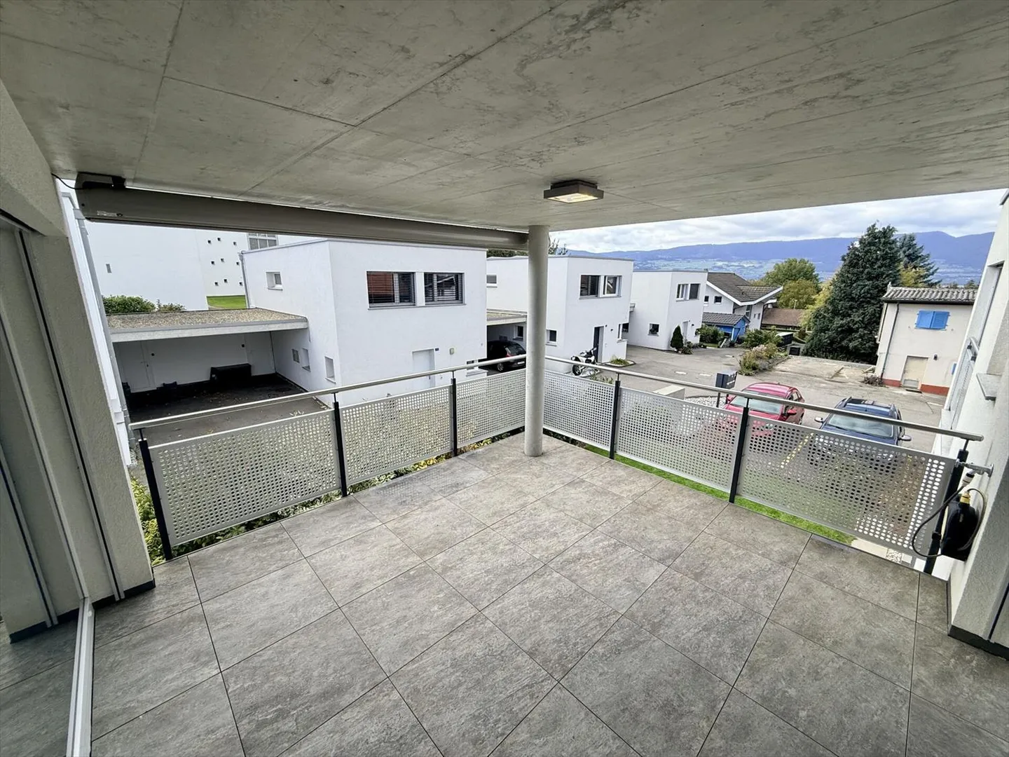Charming 4.5-room apartment with balcony and lake view - Photo 3 of 7