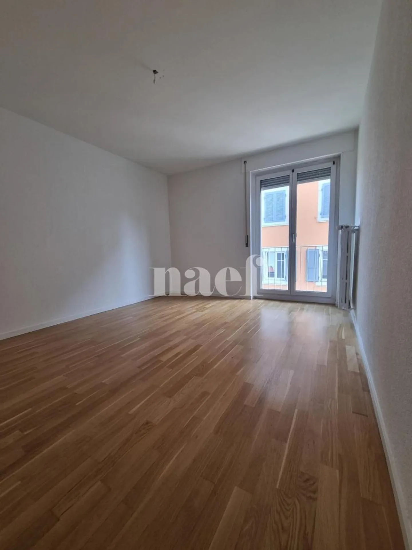 4 stanze recentemente ristrutturate vicino al centro con balcone - Foto 5 di 13