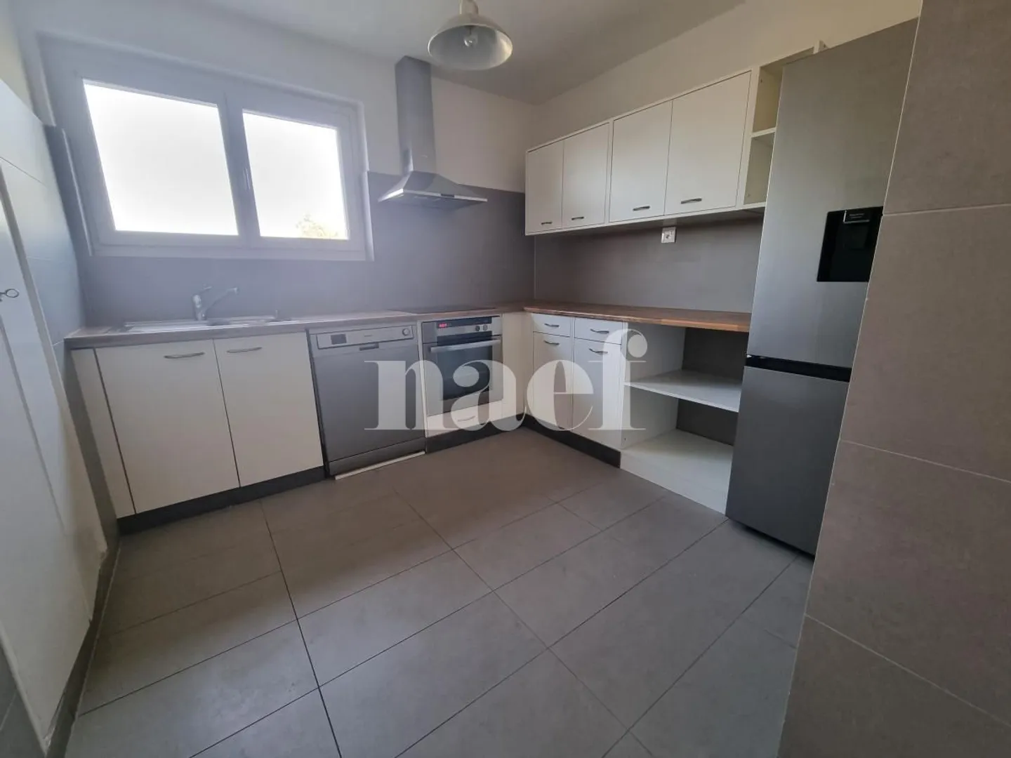 4 stanze recentemente ristrutturate vicino al centro con balcone - Foto 1 di 13