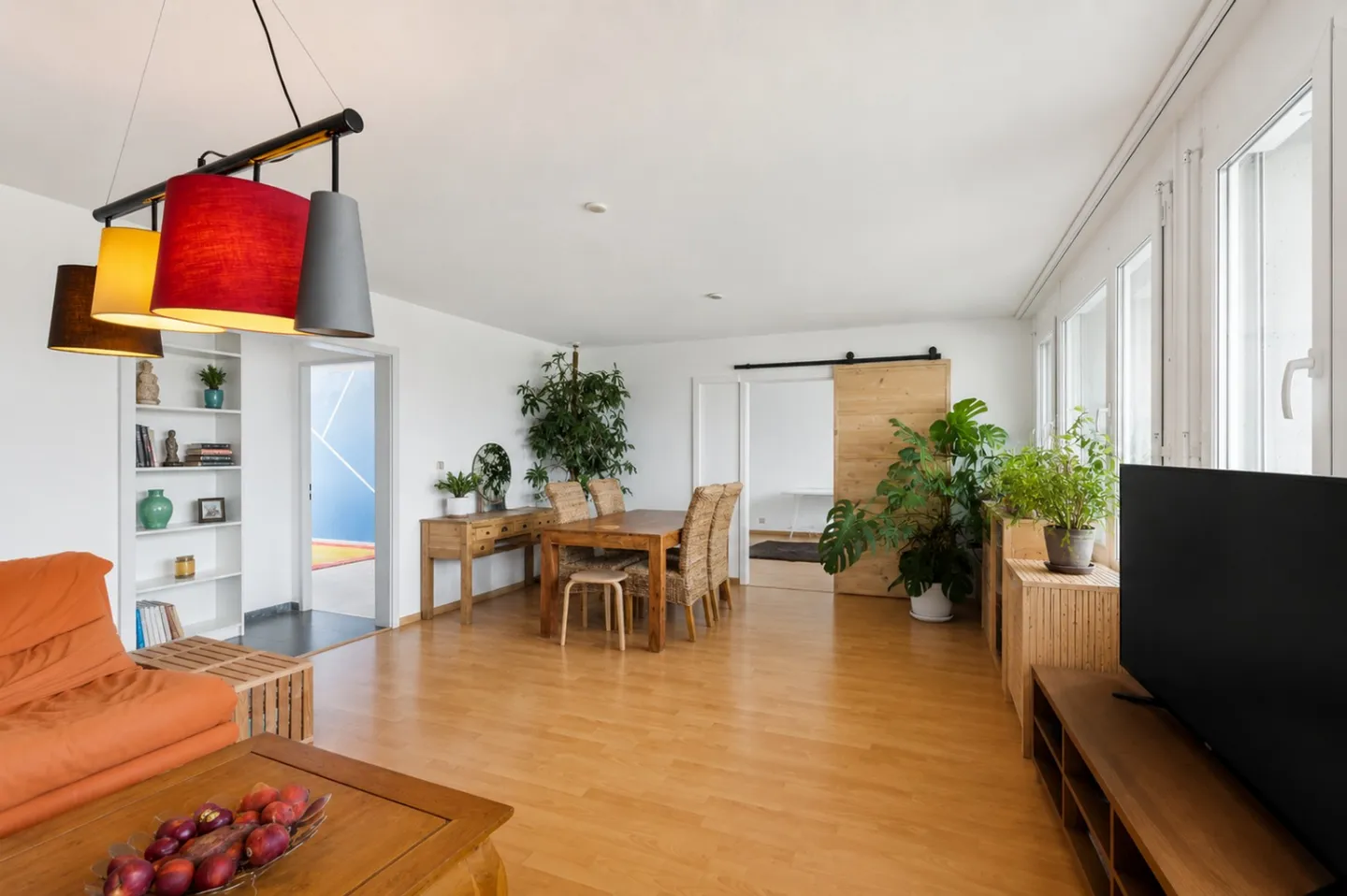 Spacious 5.5-room apartment on the top floor with terrace and 2 - Photo 2 of 13