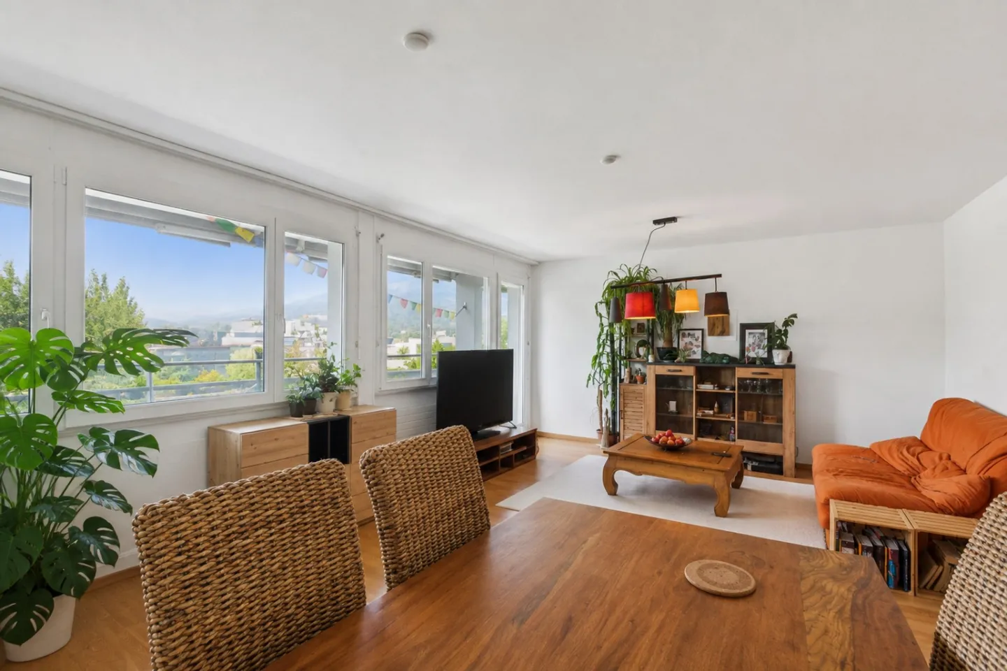 Spacious 5.5-room apartment on the top floor with terrace and 2 - Photo 3 of 13