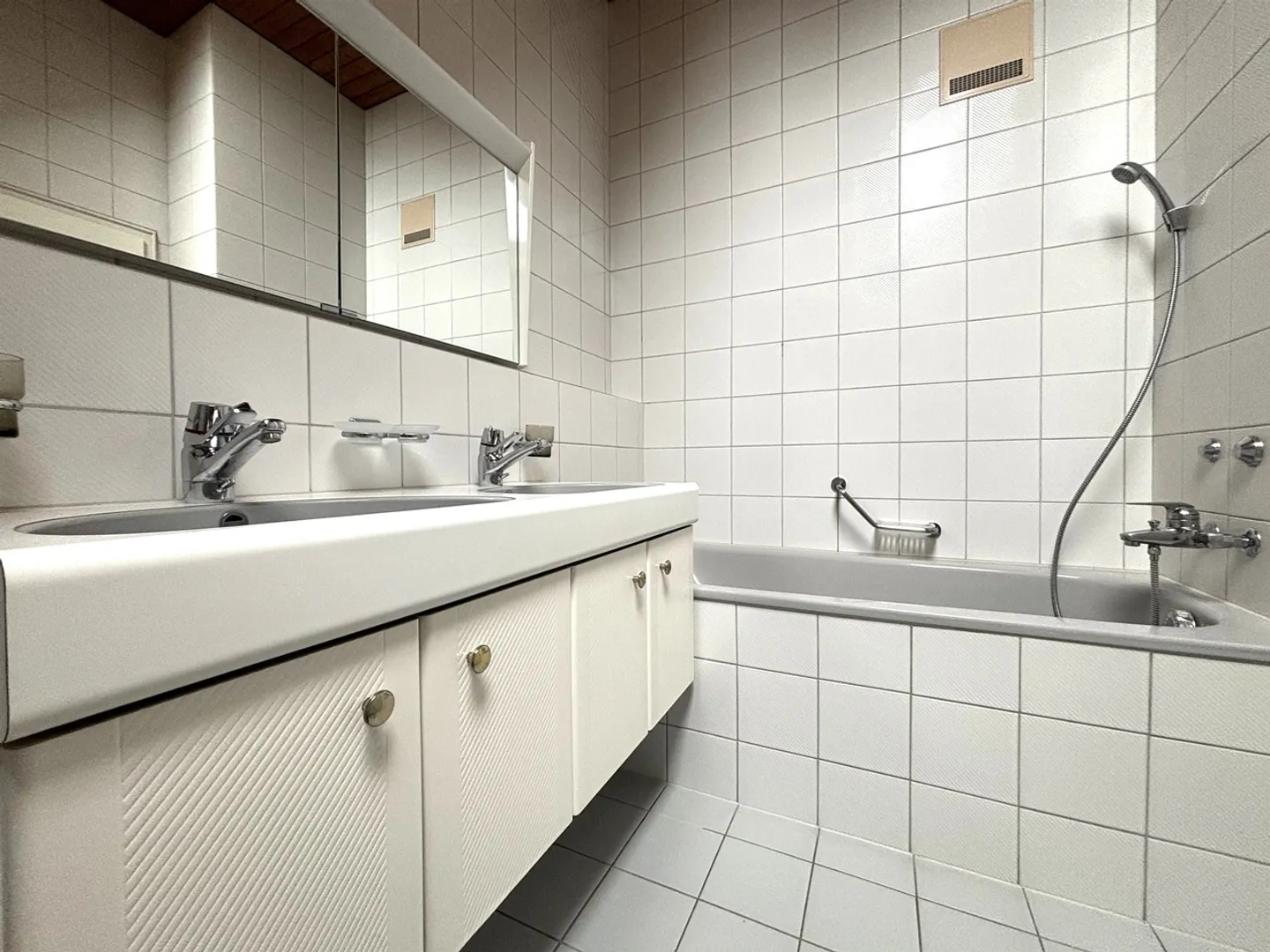 Spacious Maisonette Apartment Seeks New Tenants! - Photo 10 of 11