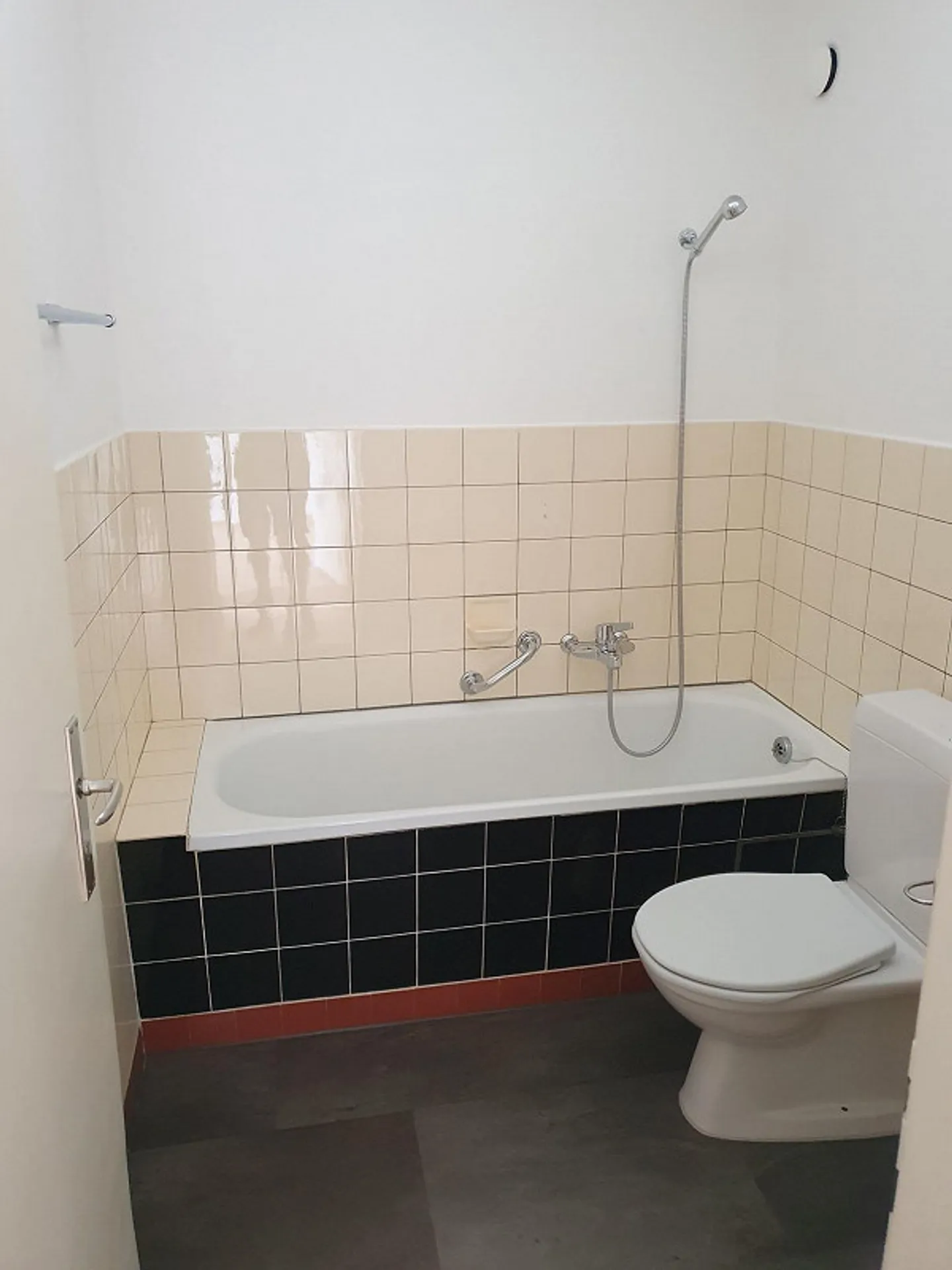 Charming old-style apartment - Photo 2 of 4