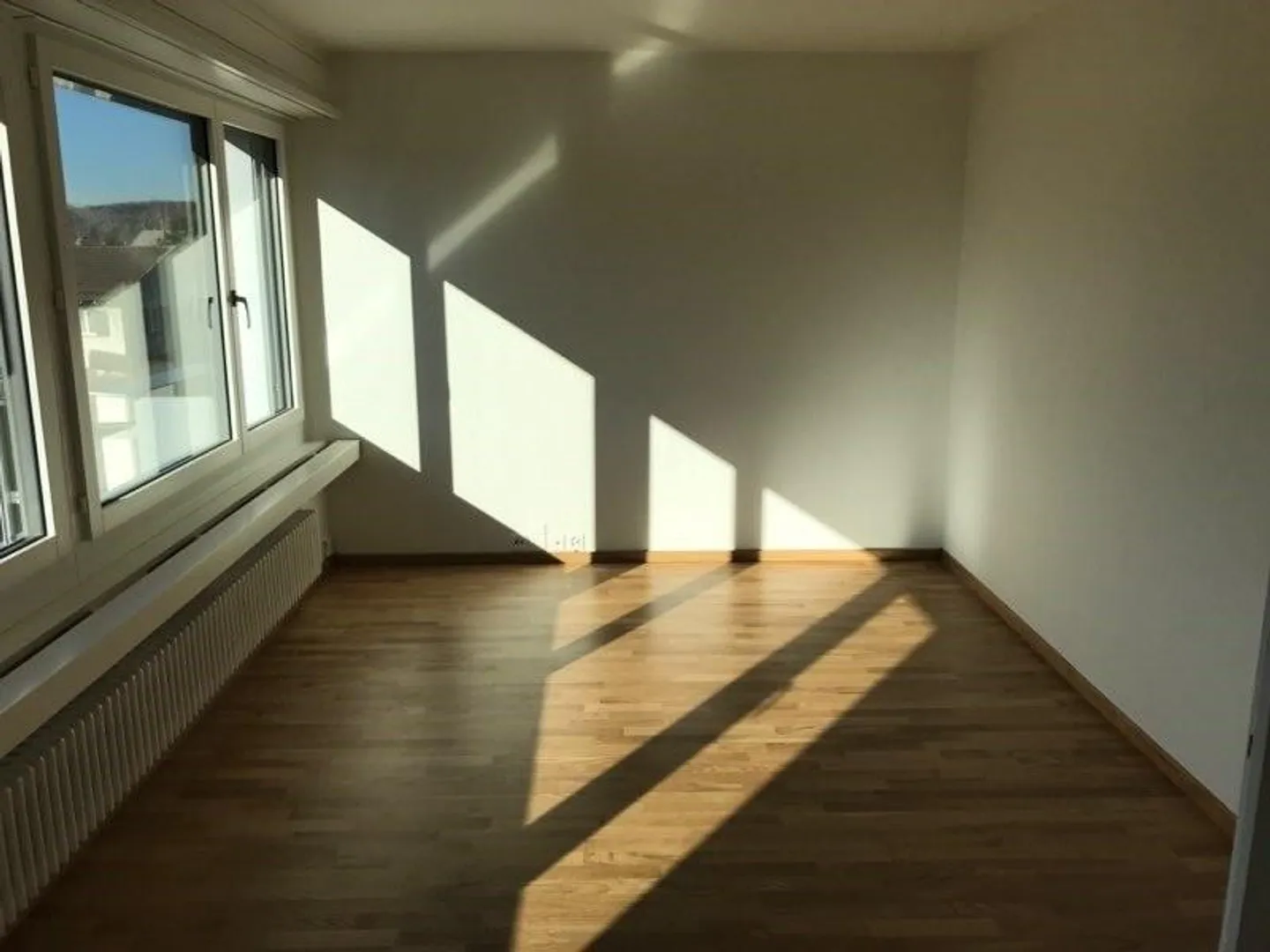 Sonnige moderne Wohnung in Zollikon - Foto 2 von 4