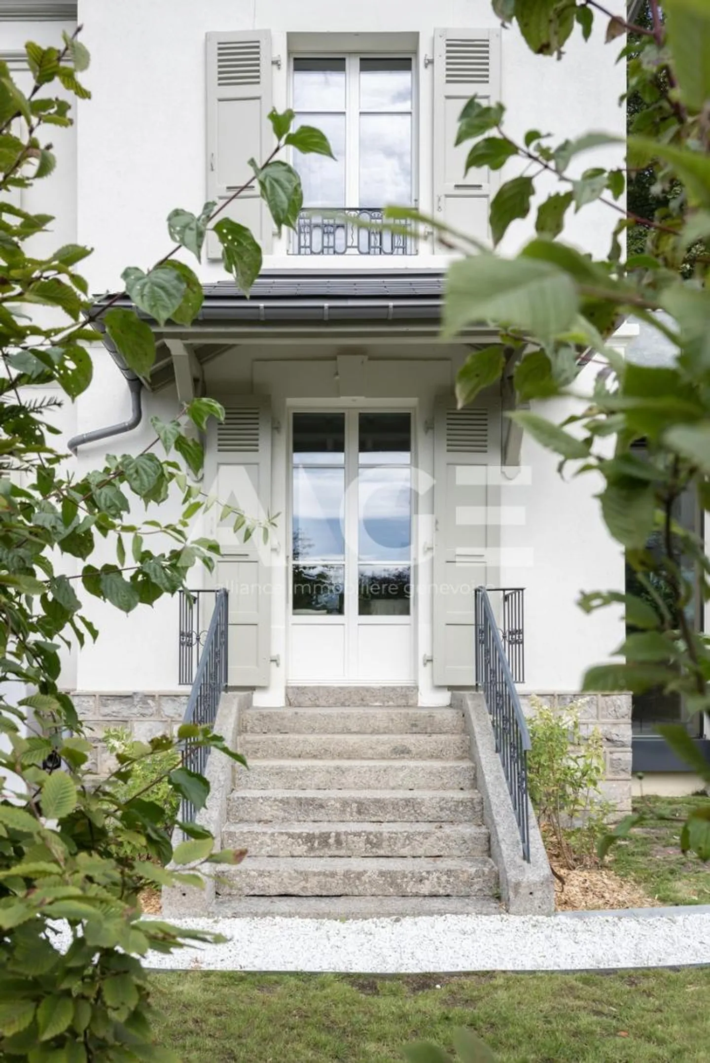 EXCLUSIVITY. Magnificent character villa fully renovated - Photo 3 of 9
