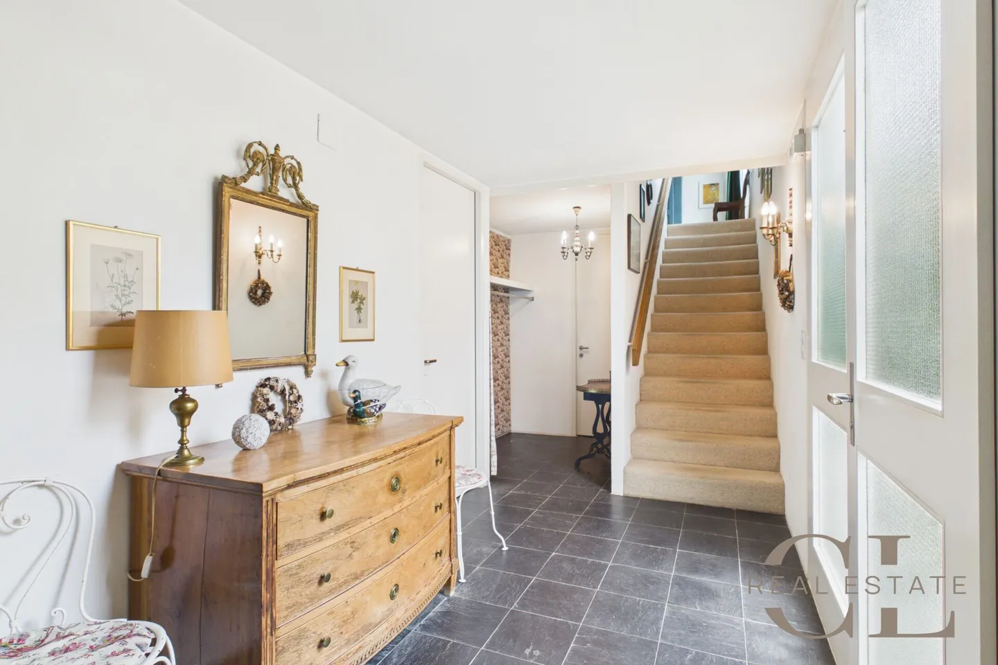 Stylish 8-room atrium house with a garage and a parking space - Photo 1 of 17