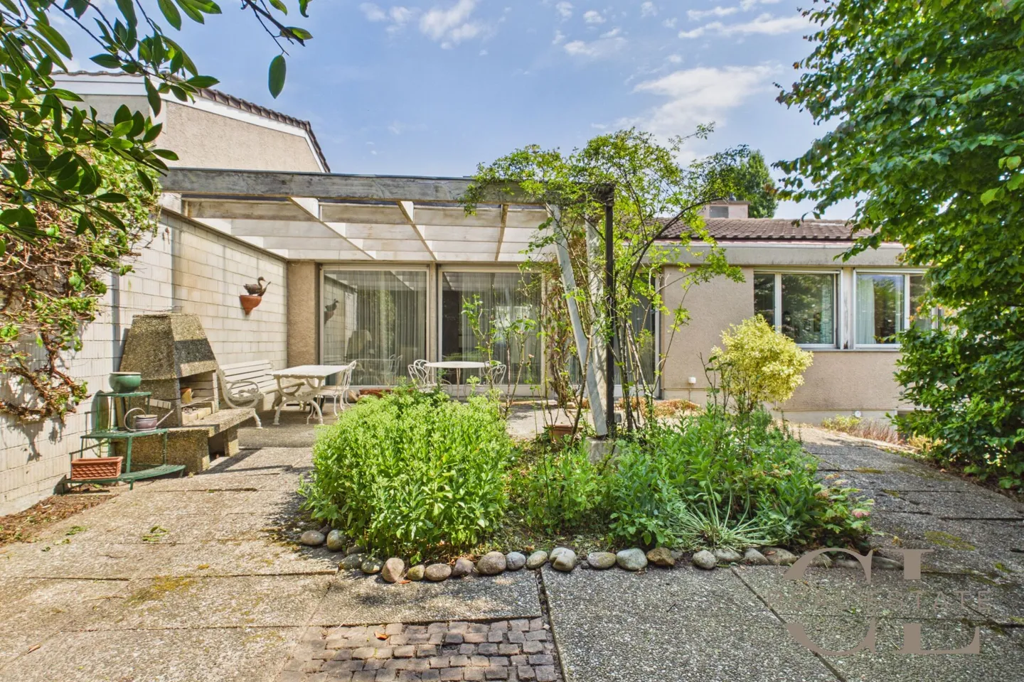 Stylish 8-room atrium house with a garage and a parking space - Photo 2 of 17
