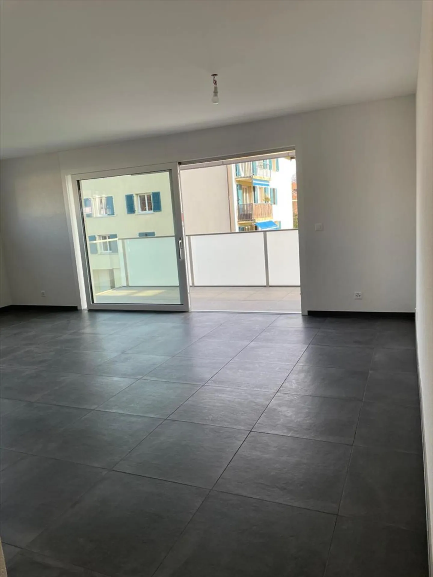 PERROY - ROLLE - SUPERBO 2 1/2 locali + cucina al 1° piano con BALCONE - Foto 4 di 8