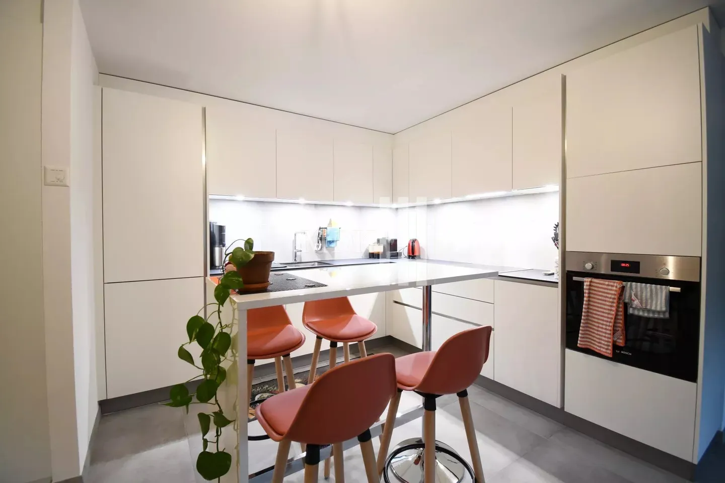 Charming Apartment with Balcony - Photo 2 of 9