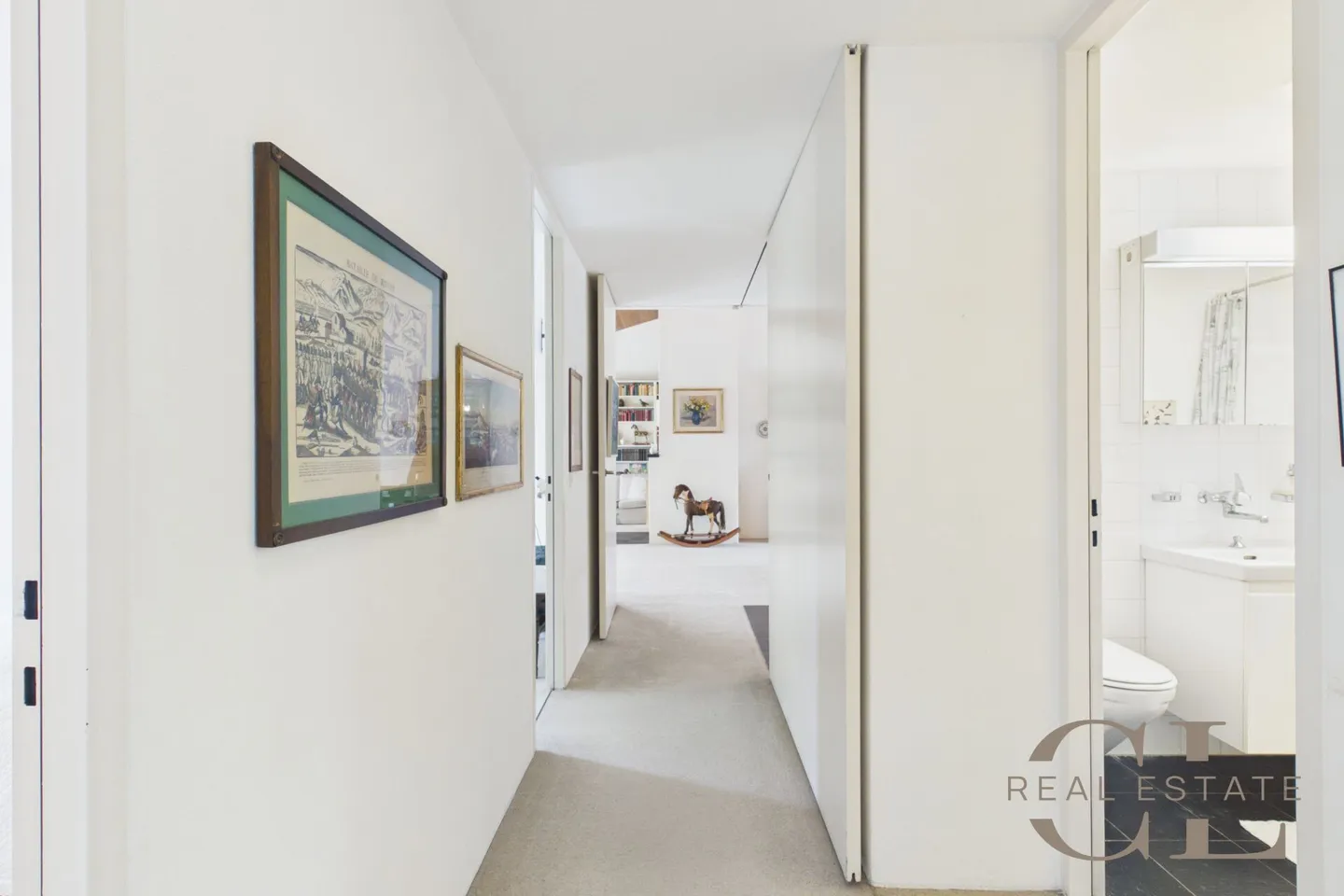 Stylish 8-room atrium house with a garage and a parking space - Photo 15 of 17