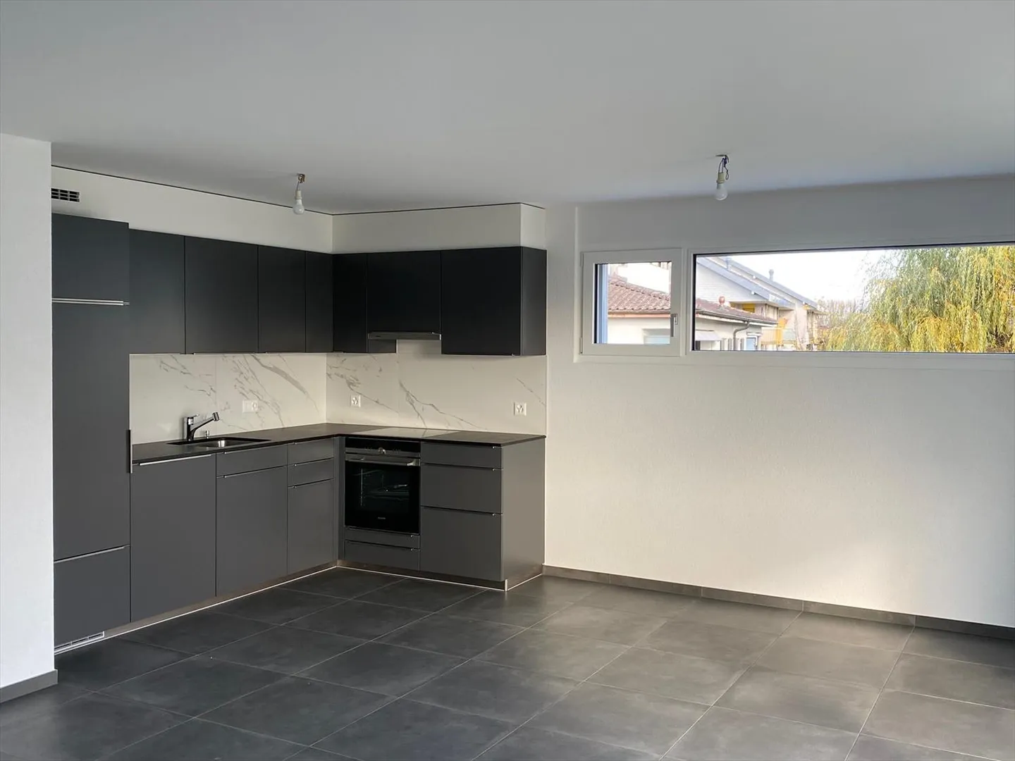 PERROY - ROLLE - SUPERBO 2 1/2 locali + cucina al 1° piano con BALCONE - Foto 2 di 8