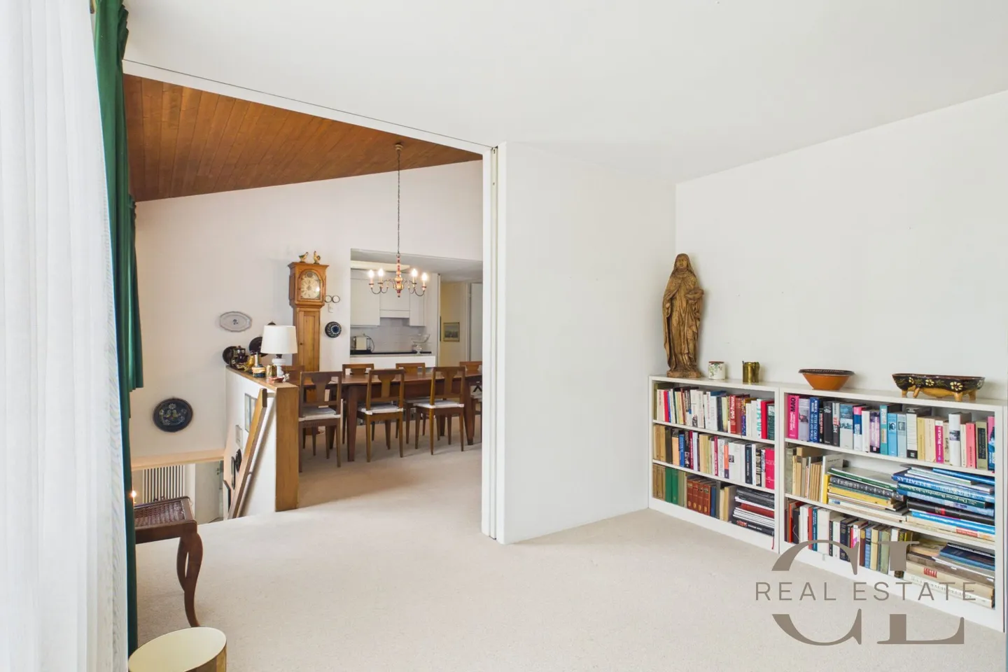 Stylish 8-room atrium house with a garage and a parking space - Photo 6 of 17